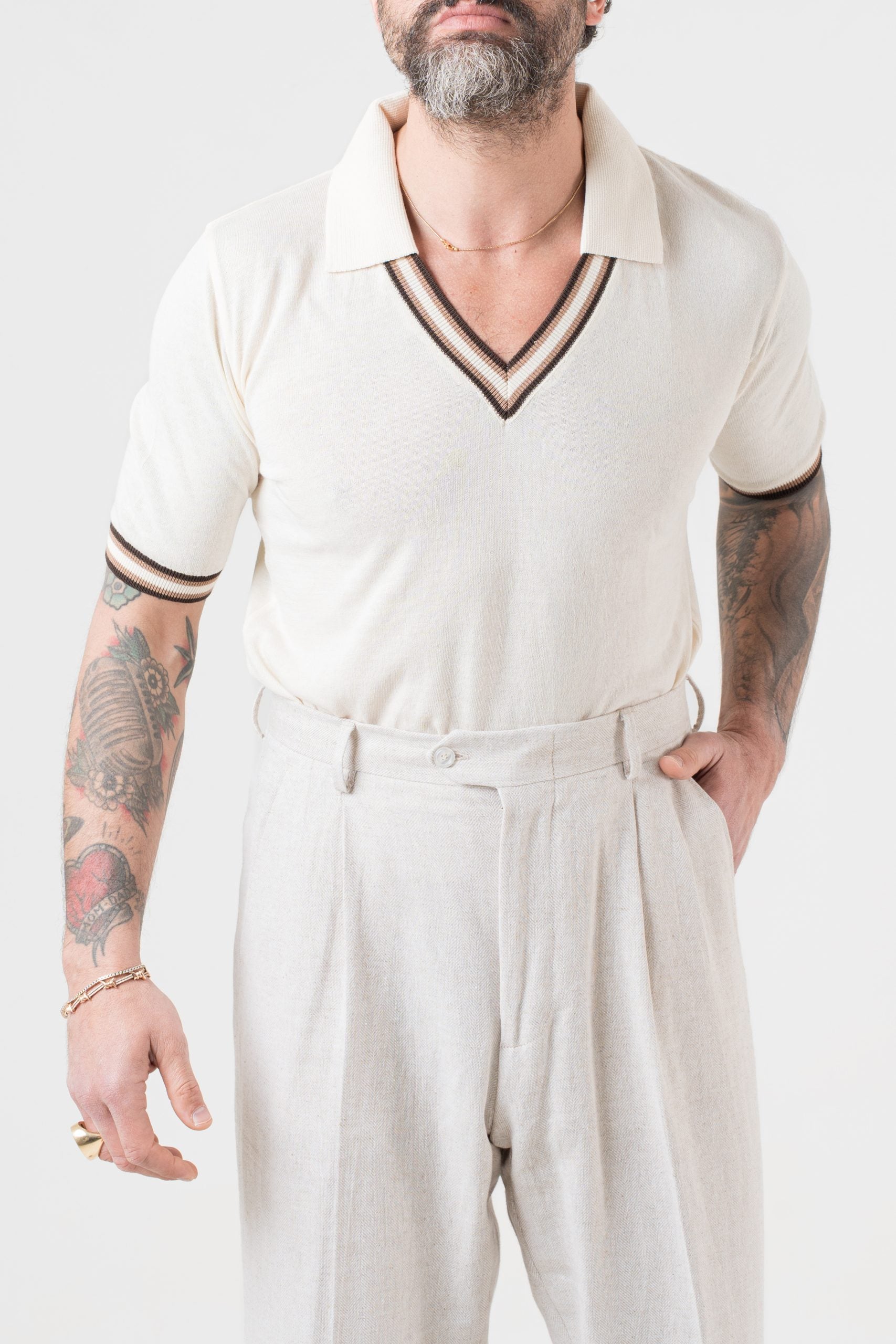 Polo con Collo a V a Contrasto Burro e Beige