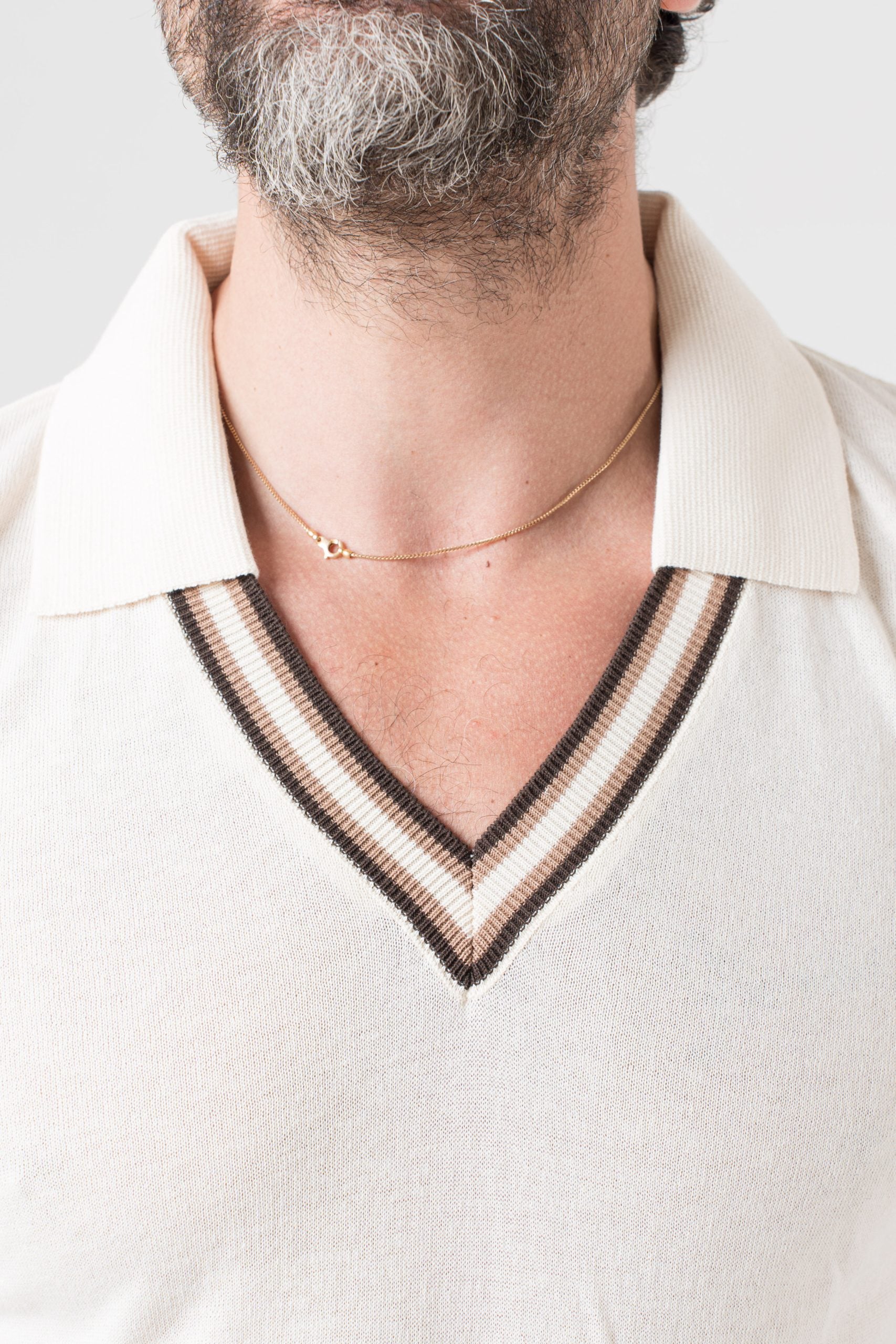 Polo con Collo a V a Contrasto Burro e Beige