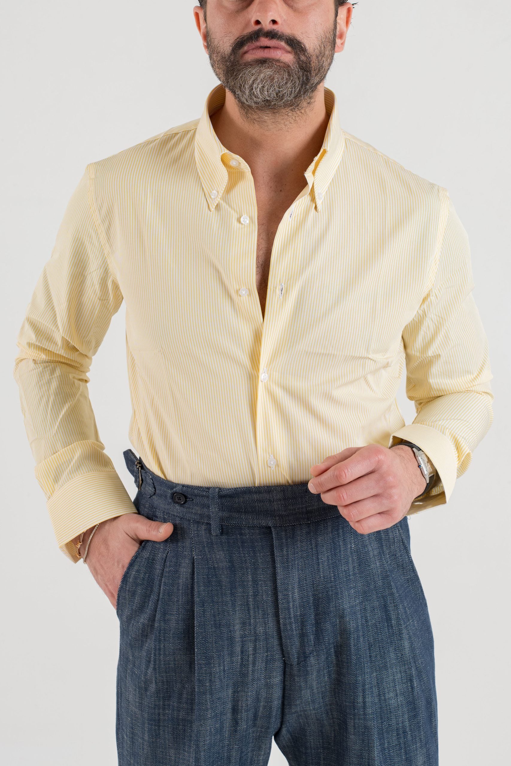 Camisa amarilla a rayas con cuello abotonado