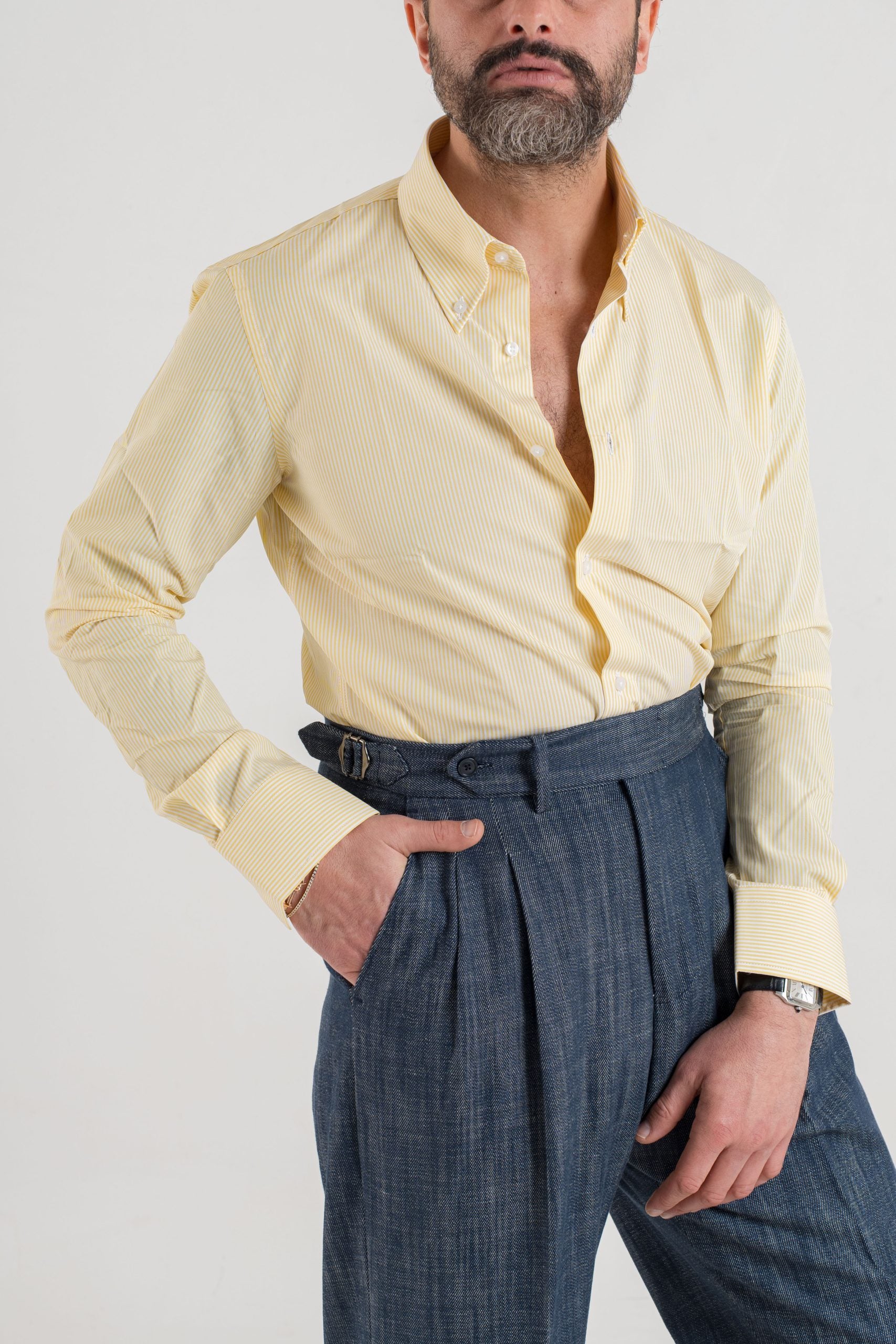 Camisa amarilla a rayas con cuello abotonado