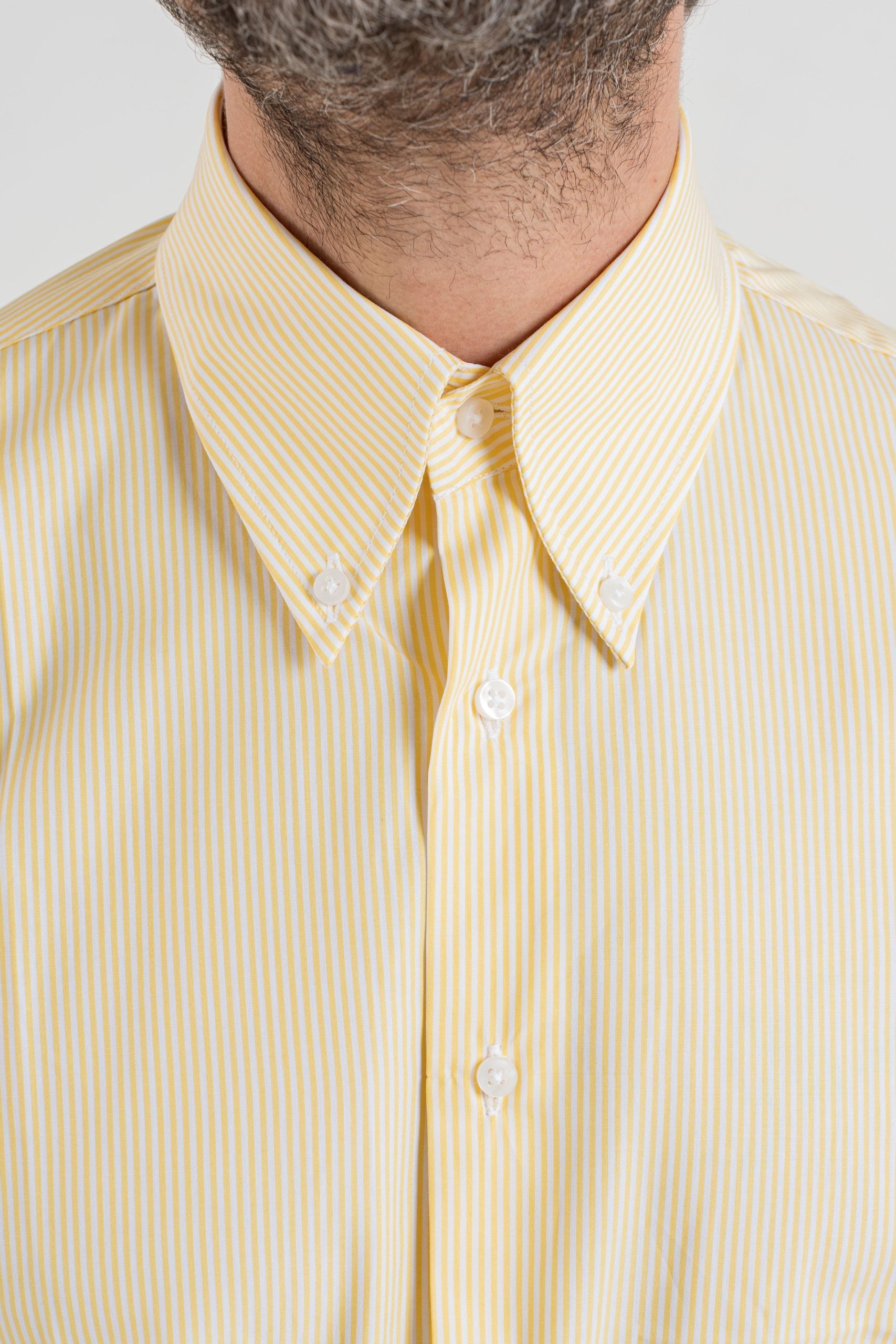 Camisa amarilla a rayas con cuello abotonado