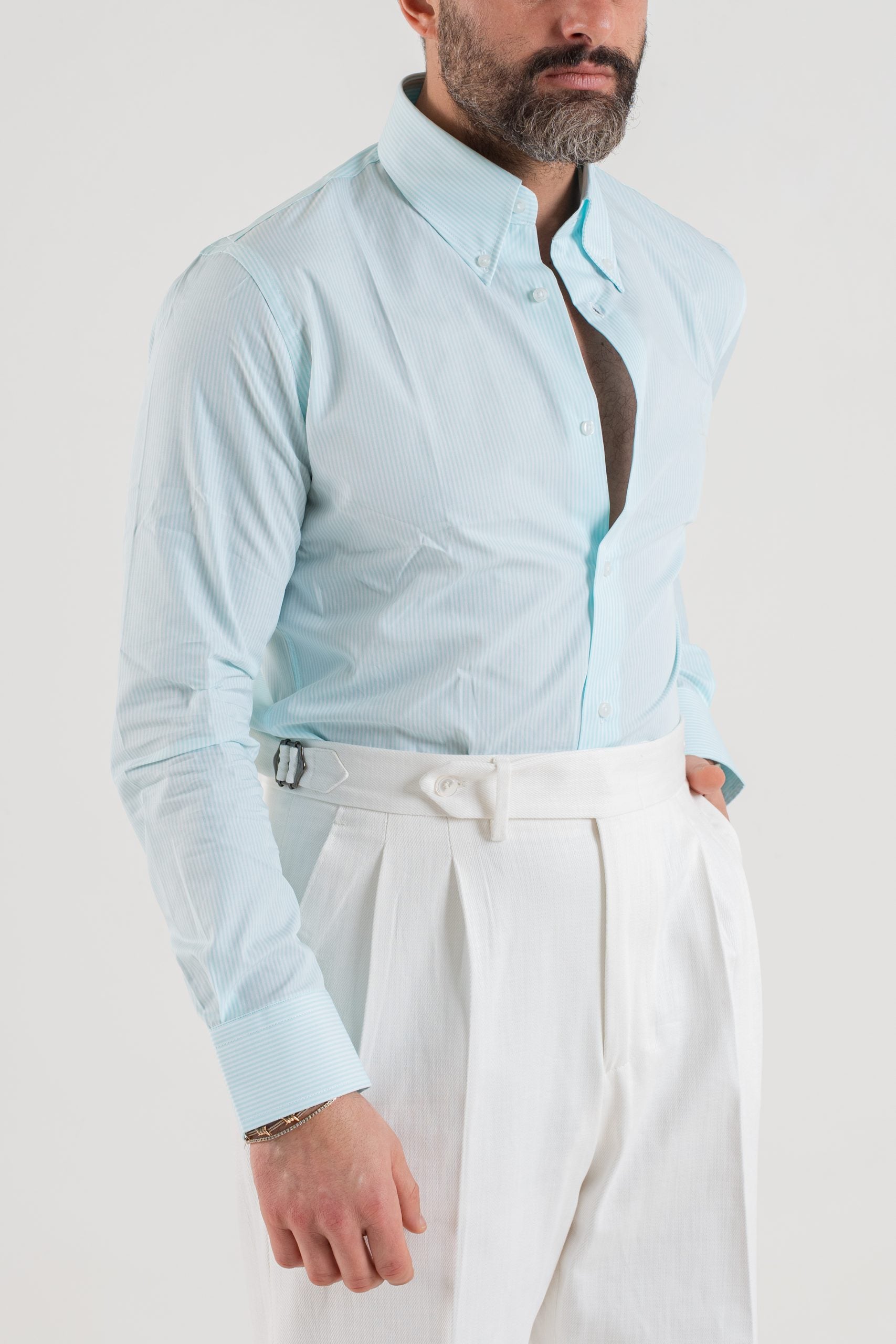 Camisa azul a rayas con cuello abotonado