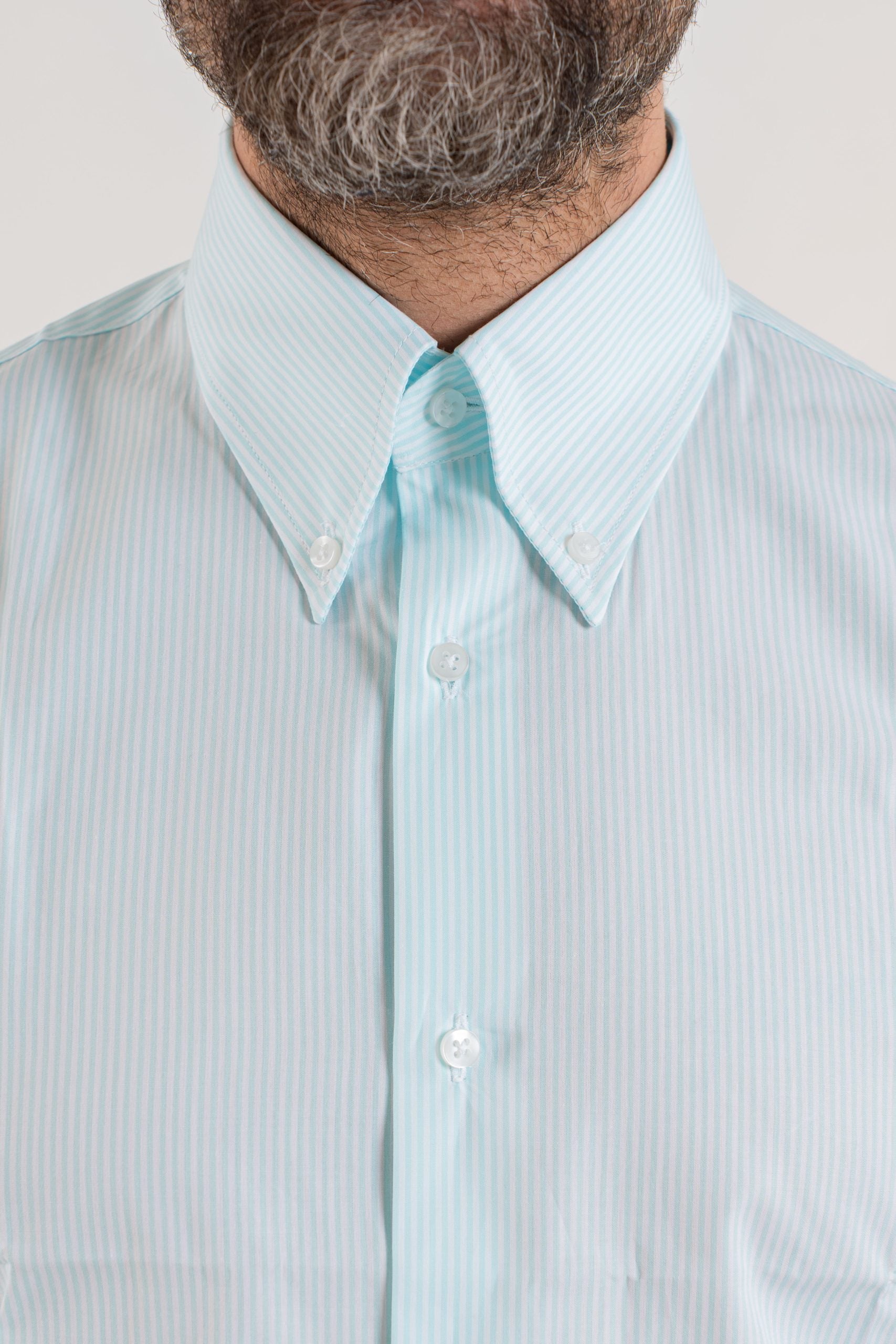 Camisa azul a rayas con cuello abotonado