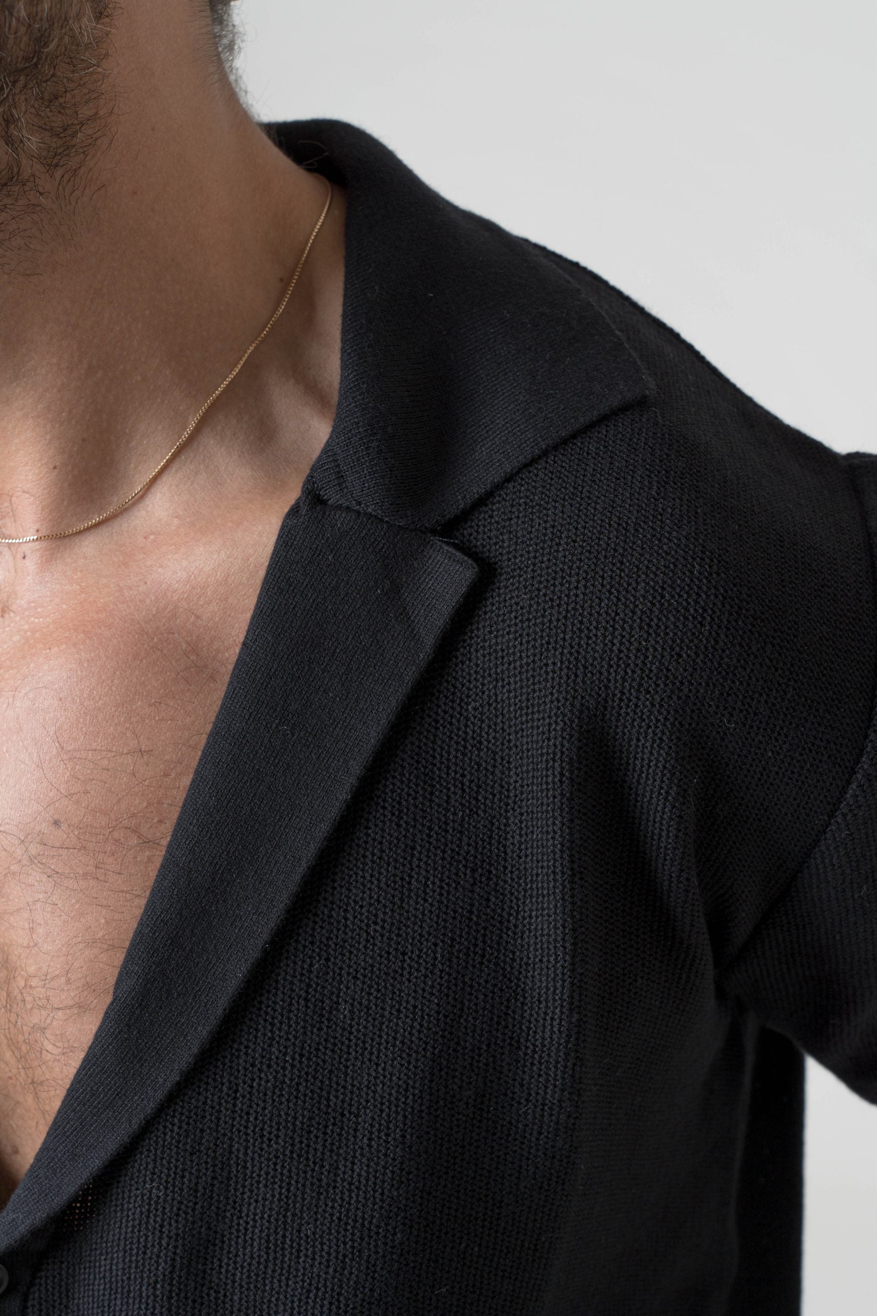 Camisa negra de cuello cubano en hilo