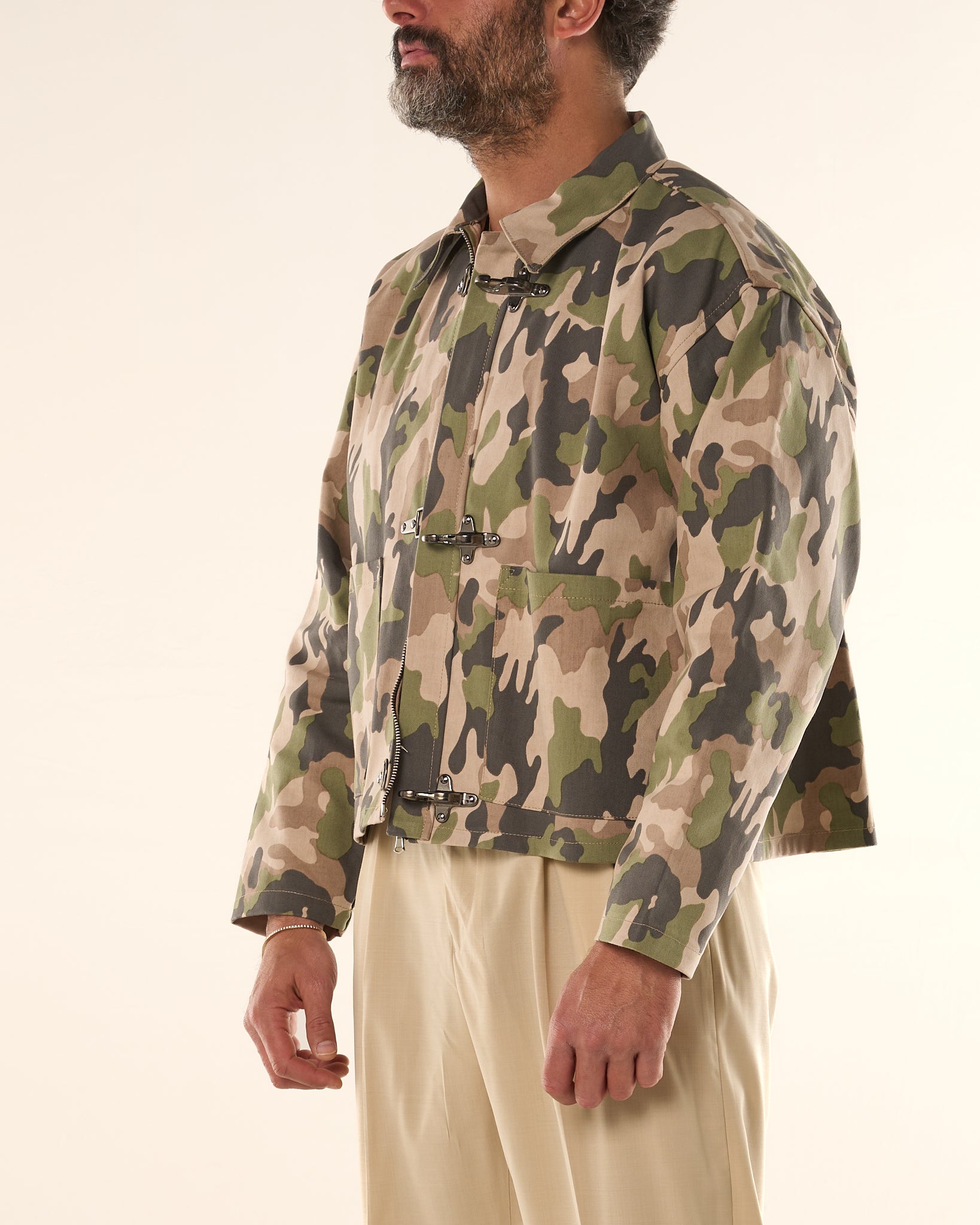 Giacca Cropped con Moschettoni Camouflage Beige