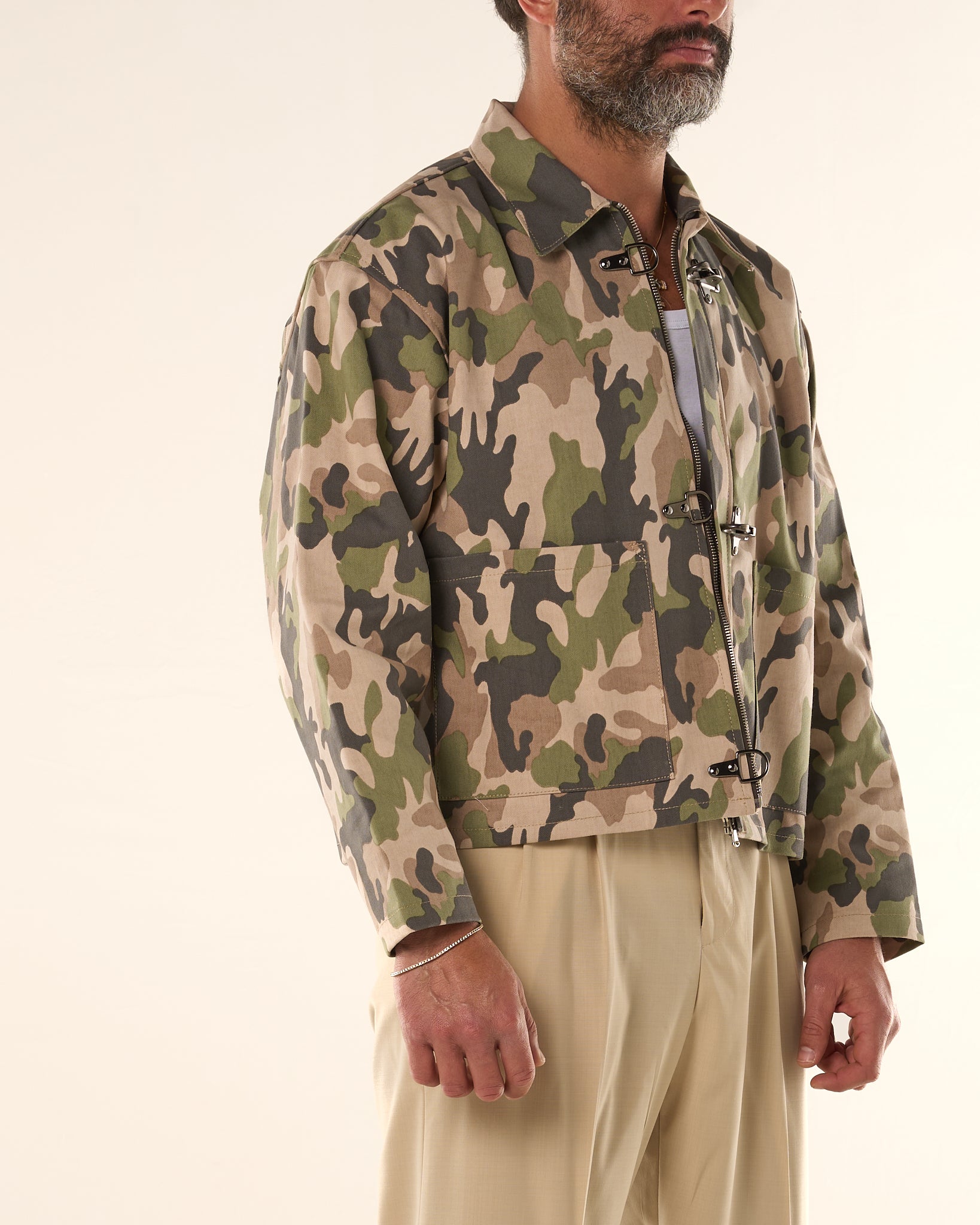 Giacca Cropped con Moschettoni Camouflage Beige