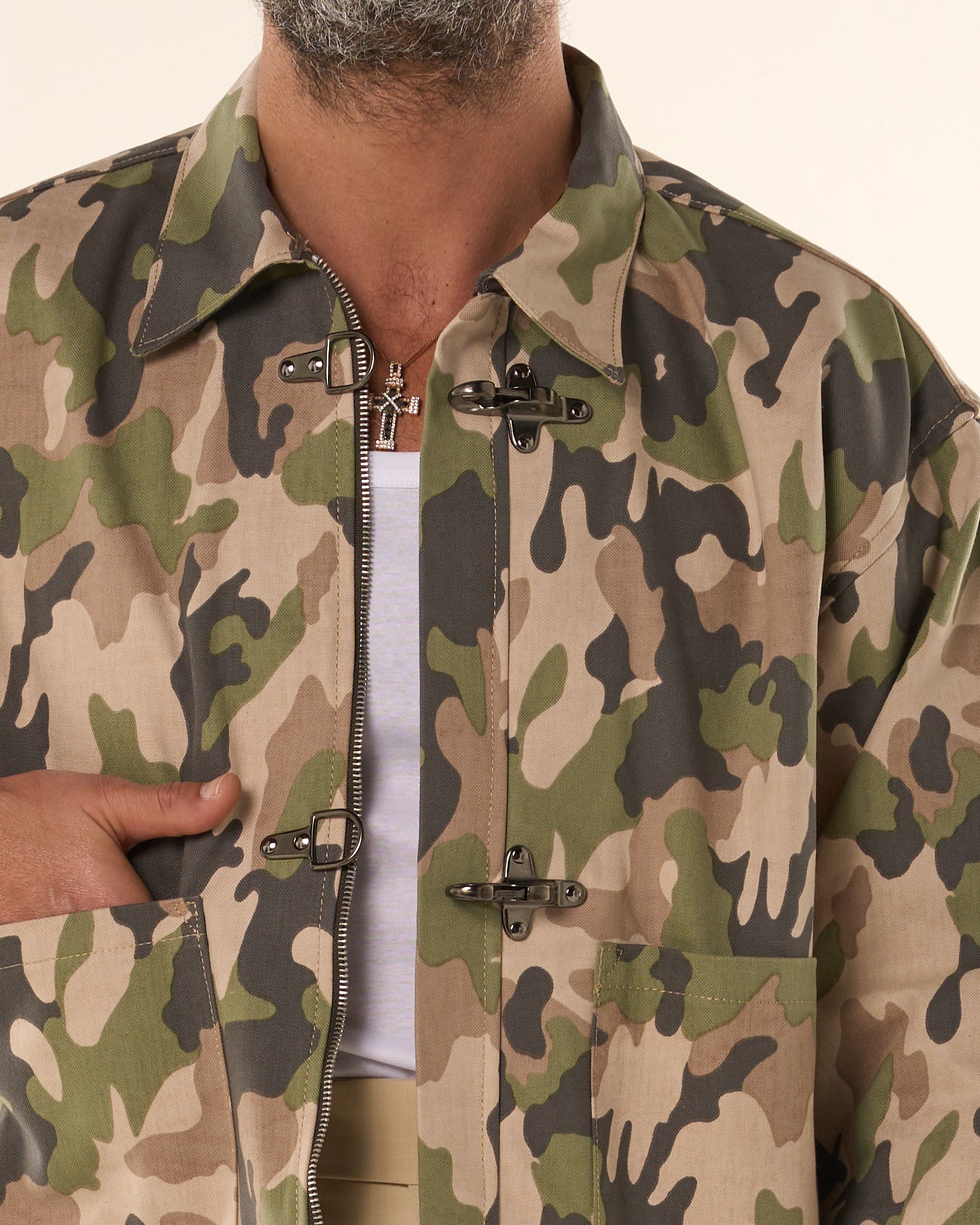 Giacca Cropped con Moschettoni Camouflage Beige