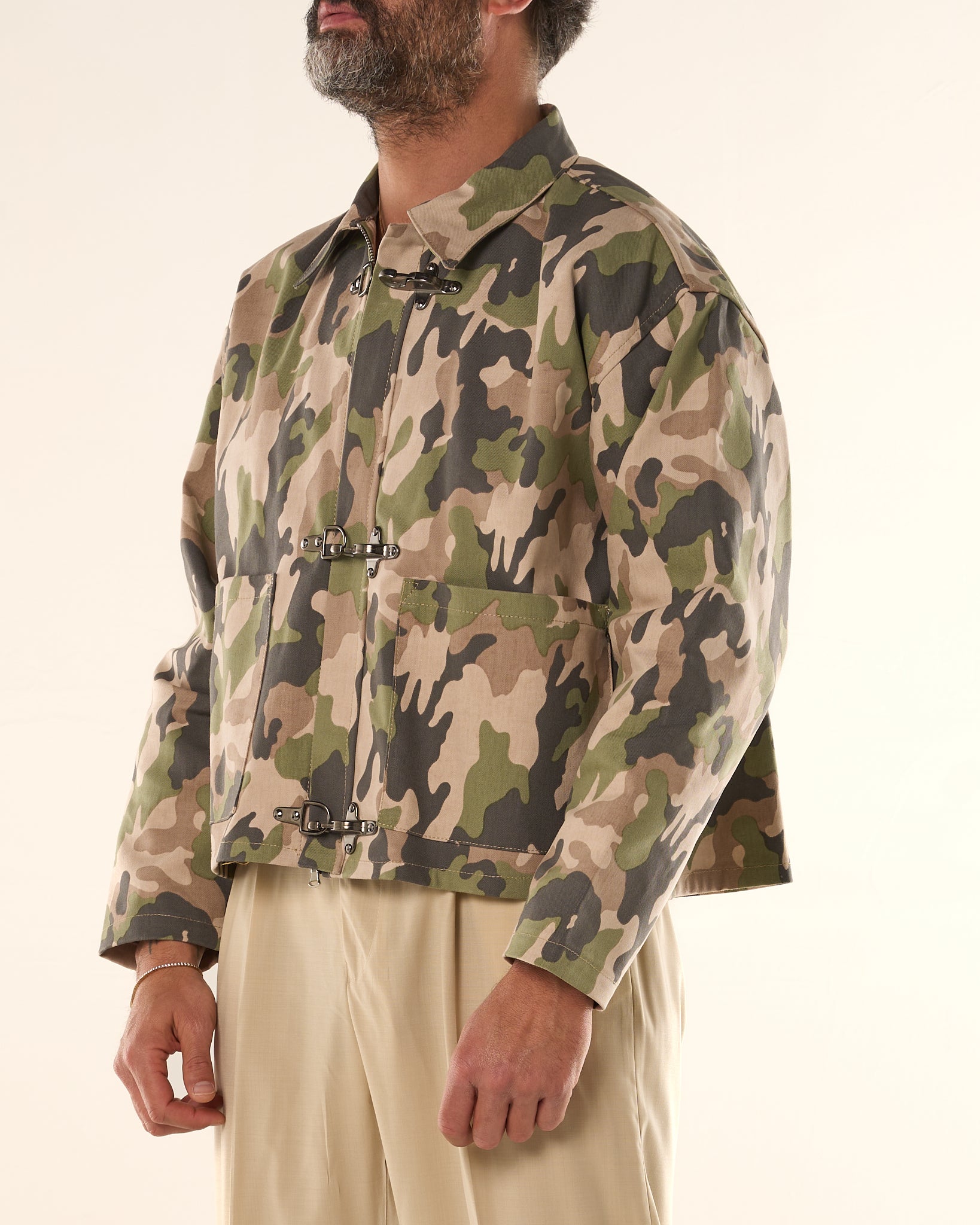 Giacca Cropped con Moschettoni Camouflage Beige