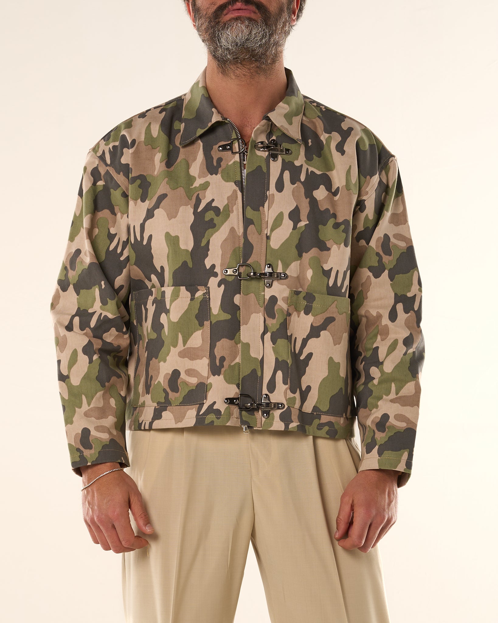 Giacca Cropped con Moschettoni Camouflage Beige