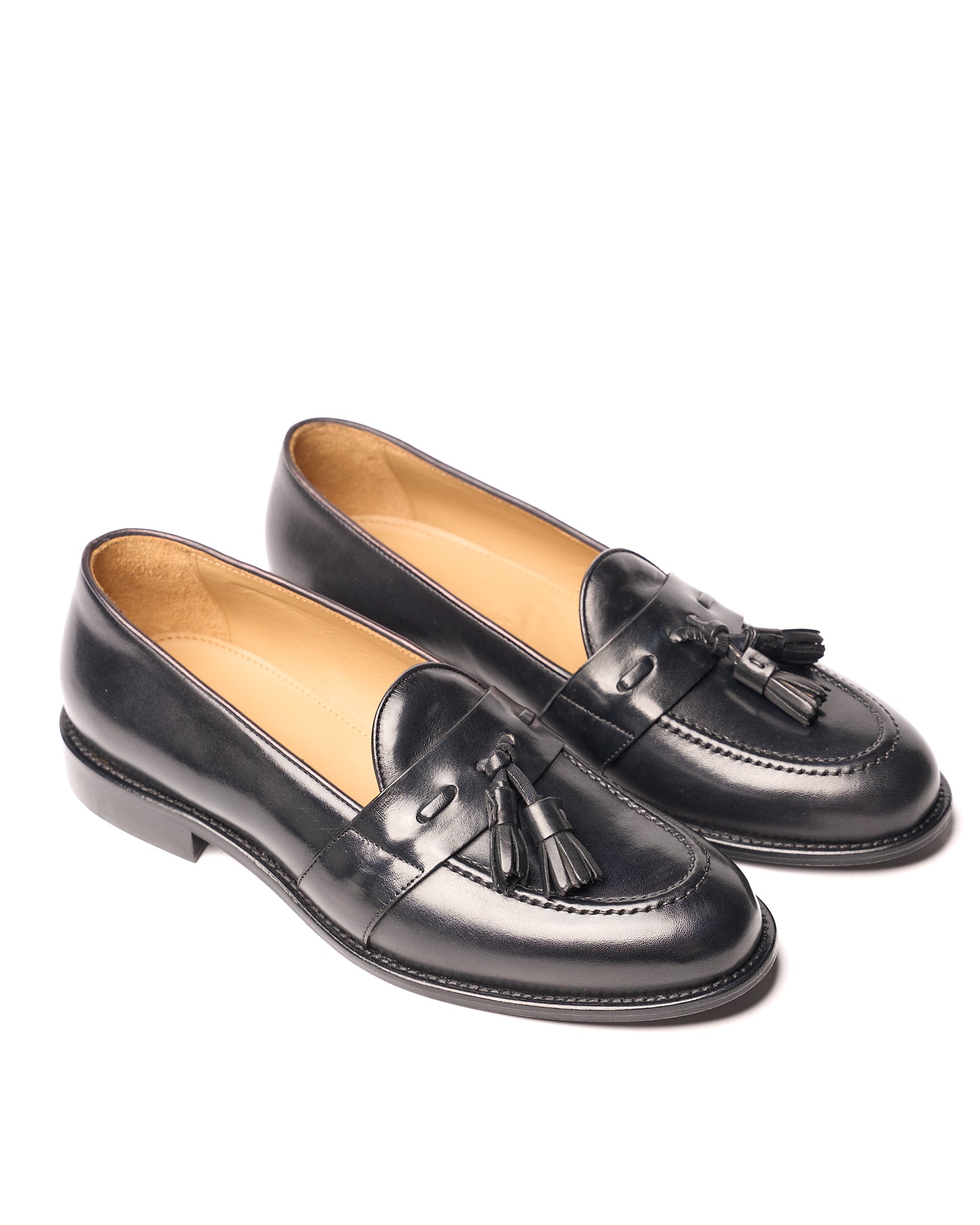 Mocasín con borlas de piel negra