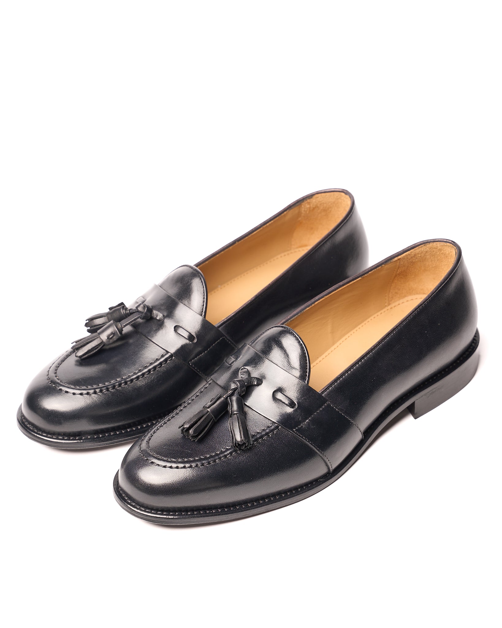 Mocasín con borlas de piel negra