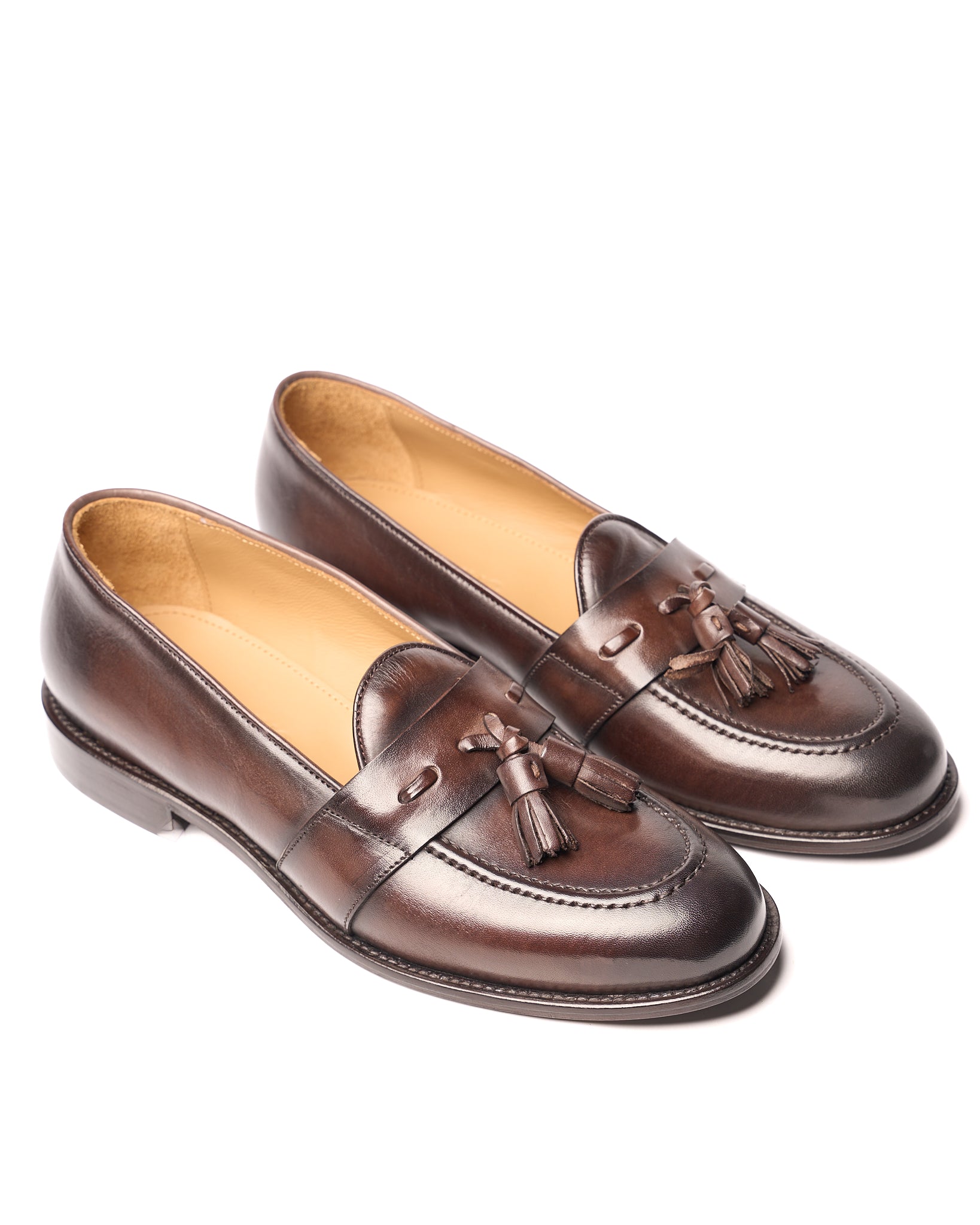 Mocasín con borlas de piel negra