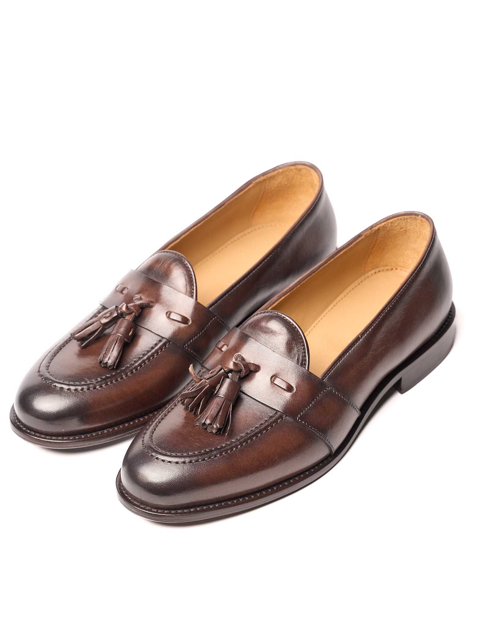 Mocasín con borlas de piel negra