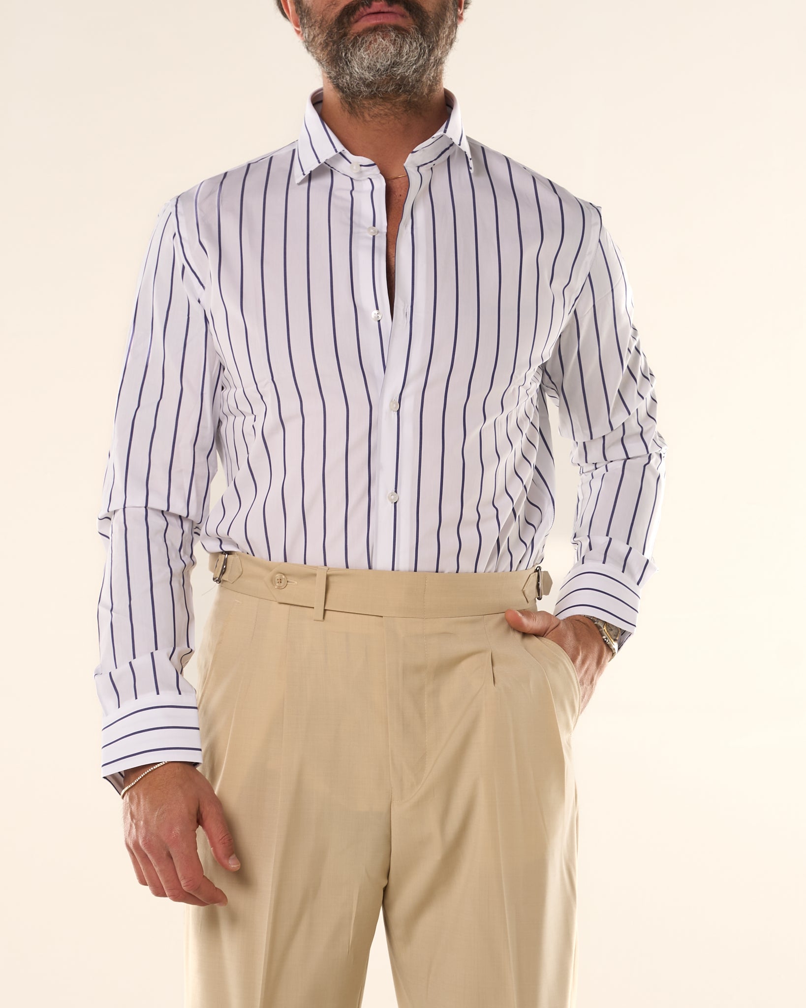 Camisa negra de cuello francés