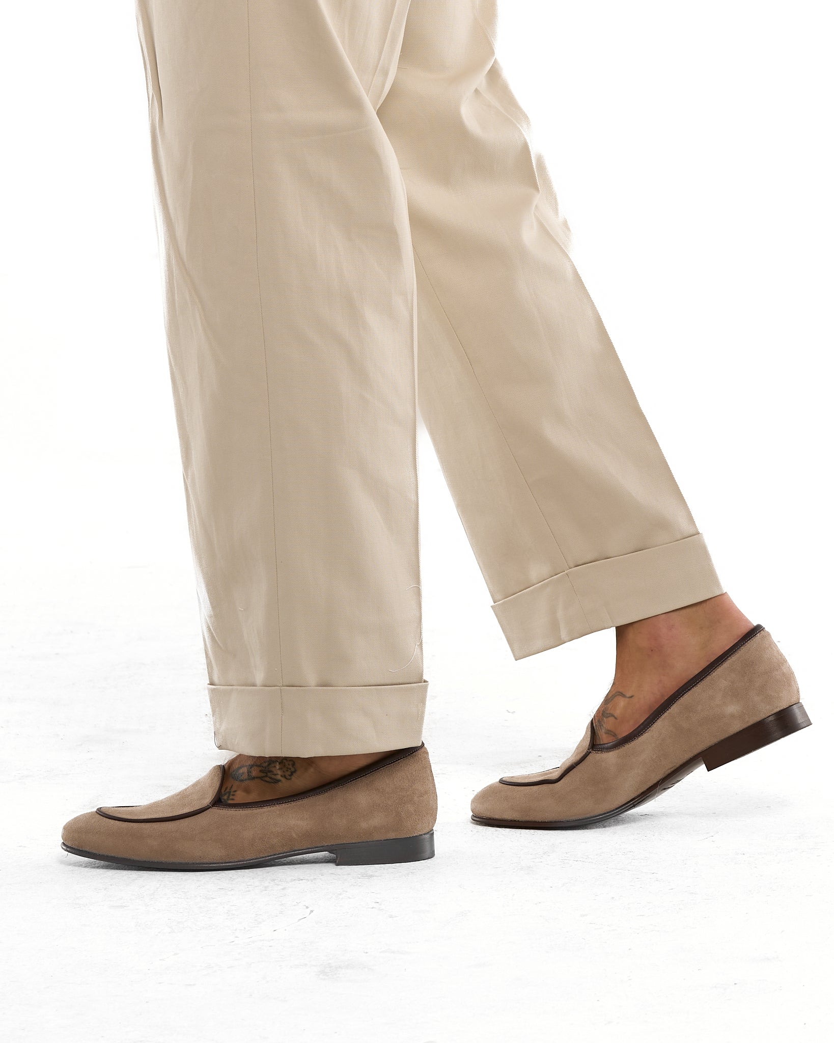 Pantalone Fondo Ampio e Fibbie Laterali in Cotone Panna