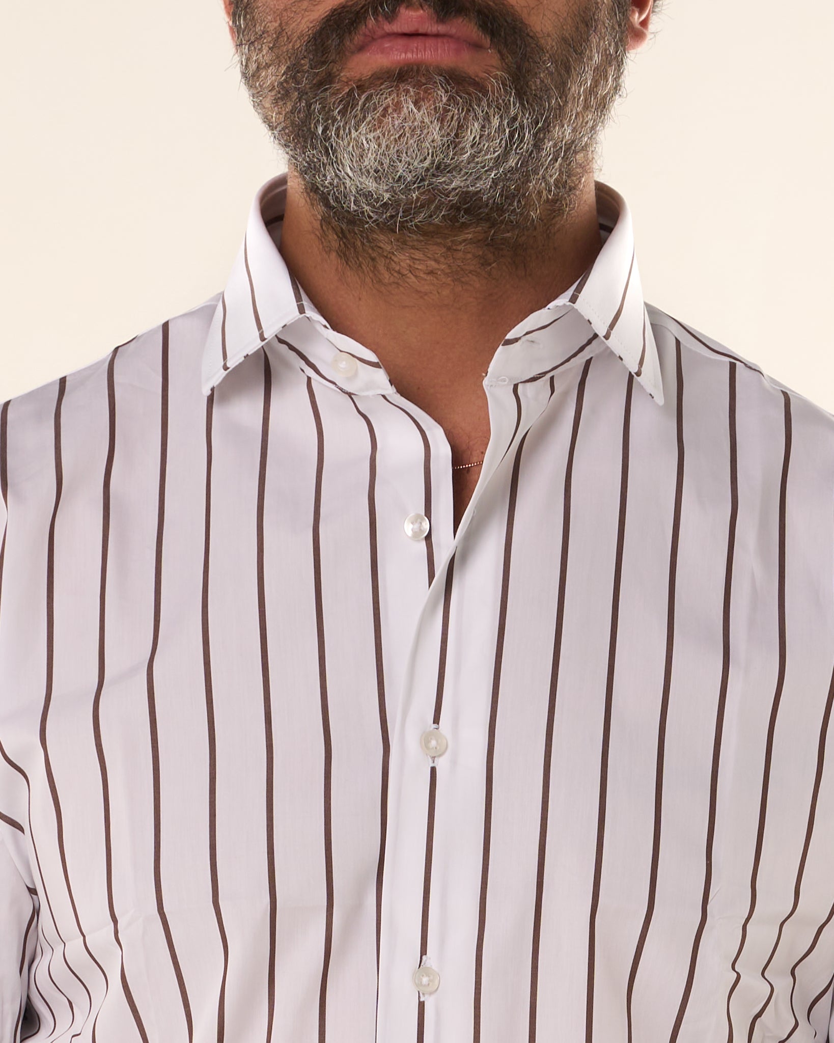 Camisa negra de cuello francés