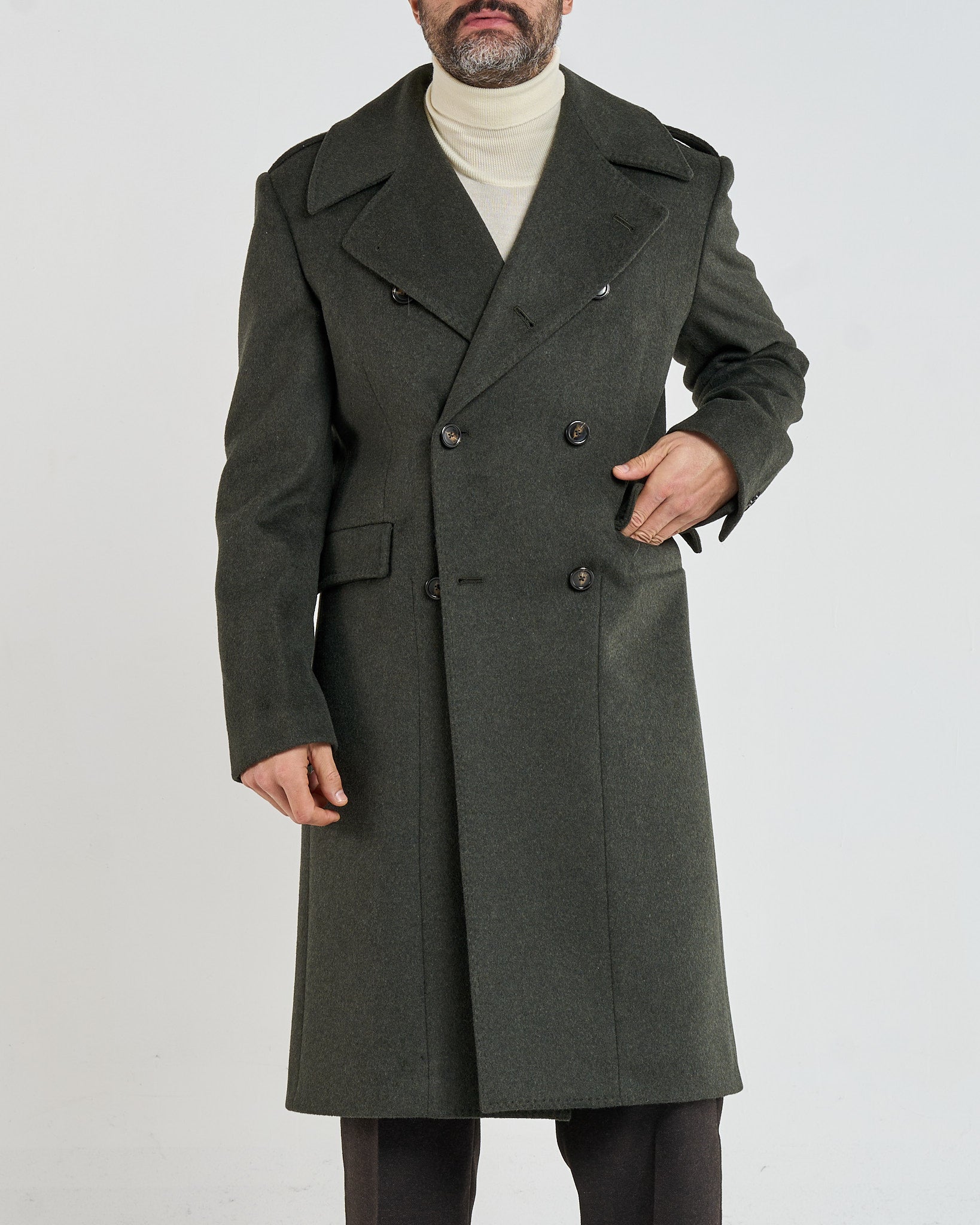 Abrigo militar cruzado con solapas de pico verdes