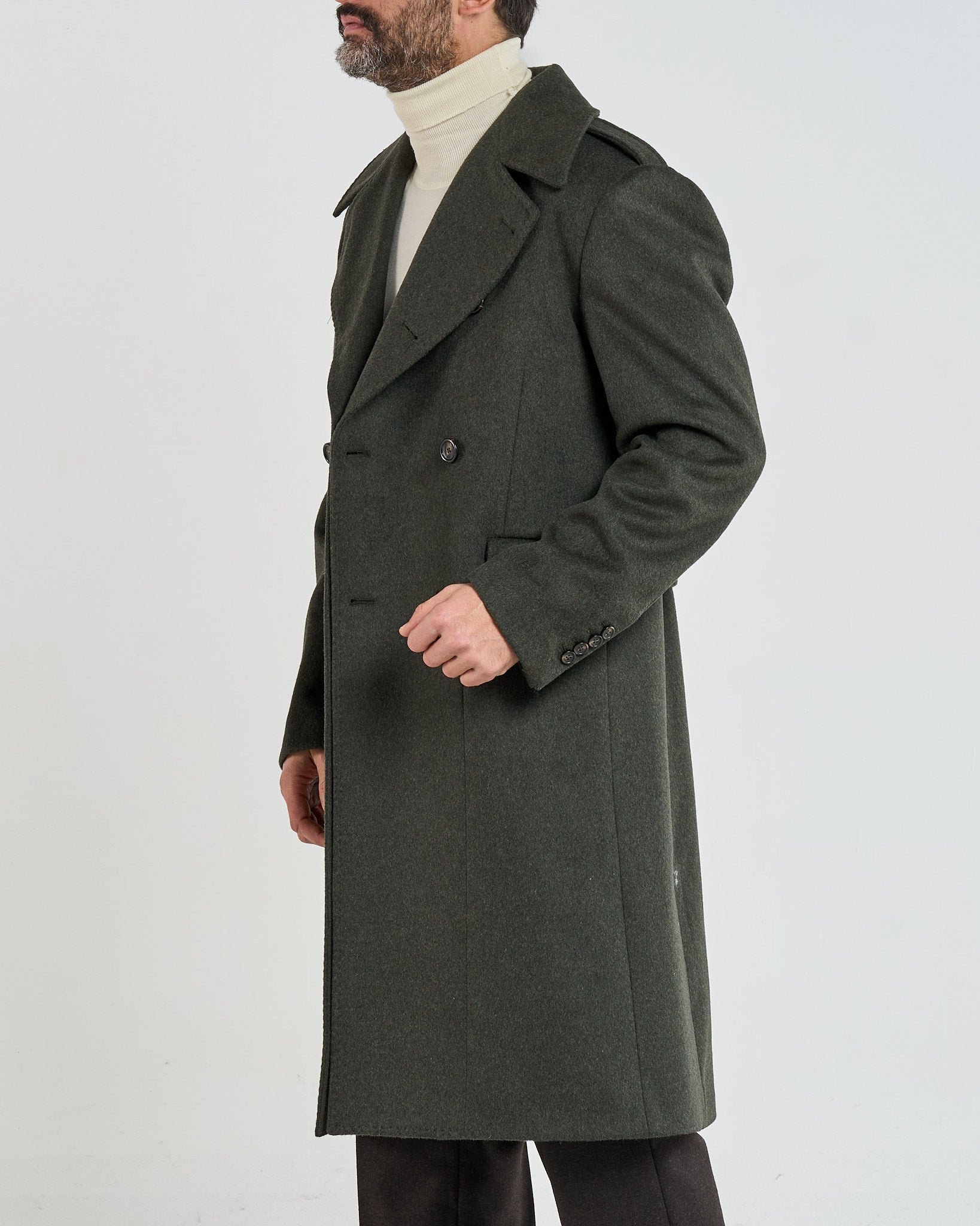 Abrigo militar cruzado con solapas de pico verdes