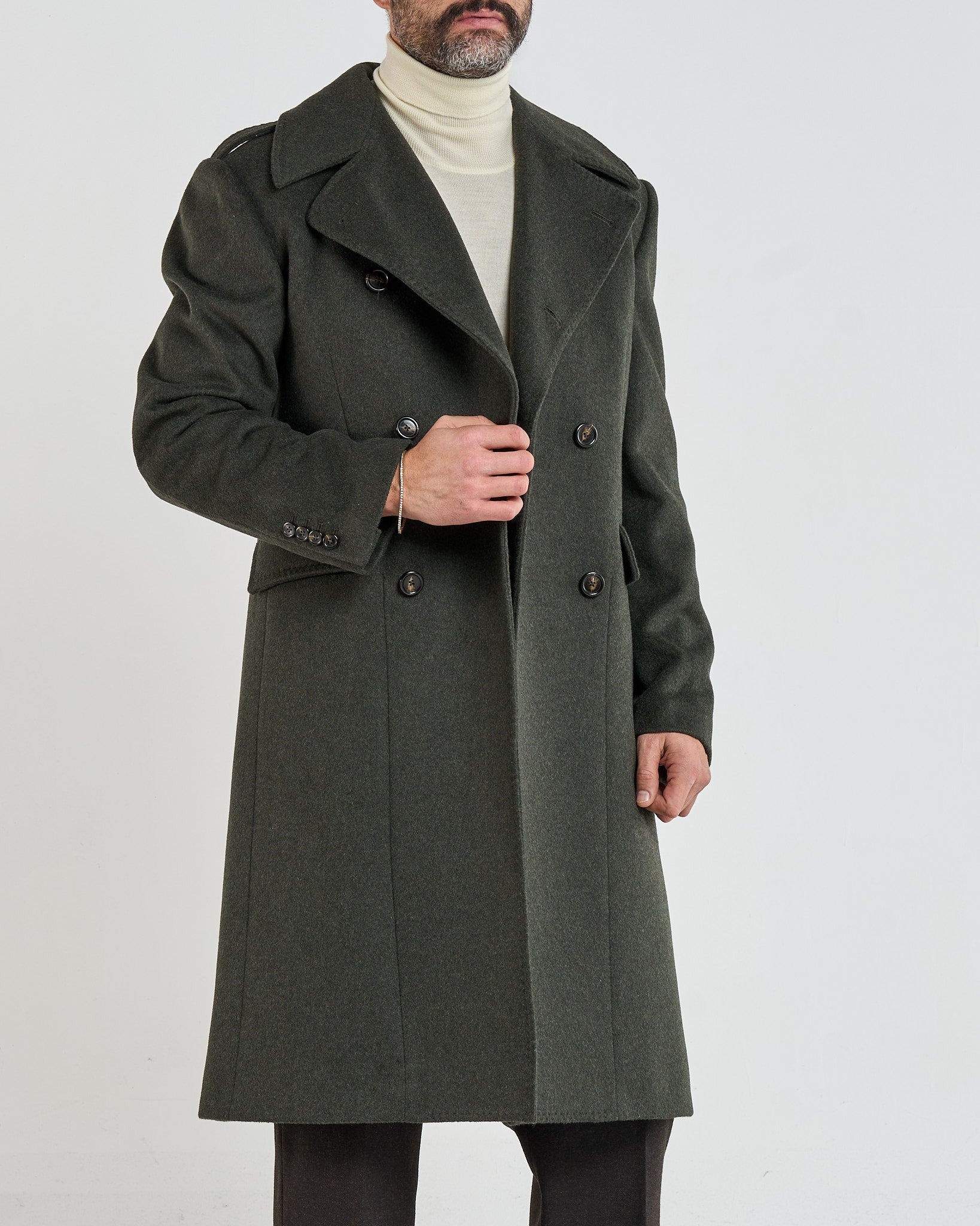 Abrigo militar cruzado con solapas de pico verdes