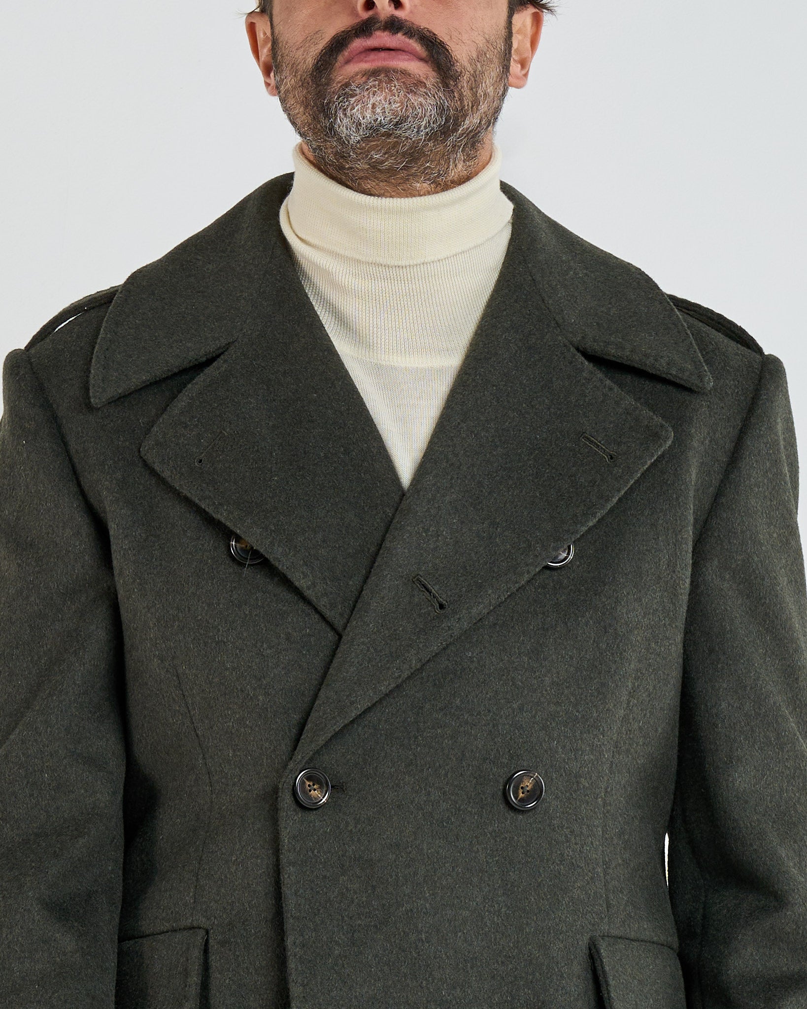 Abrigo militar cruzado con solapas de pico verdes