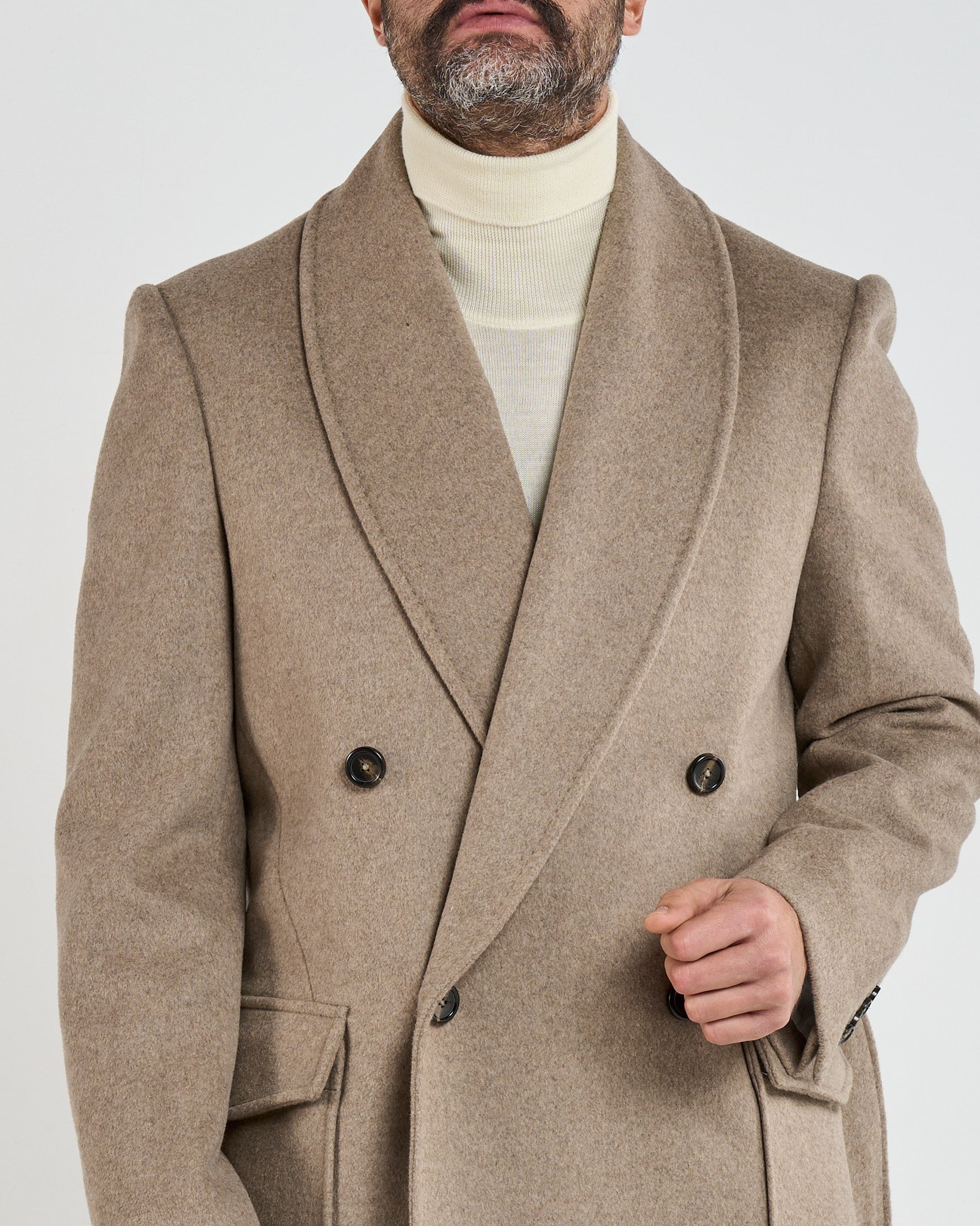 Abrigo beige cruzado con solapa de chal