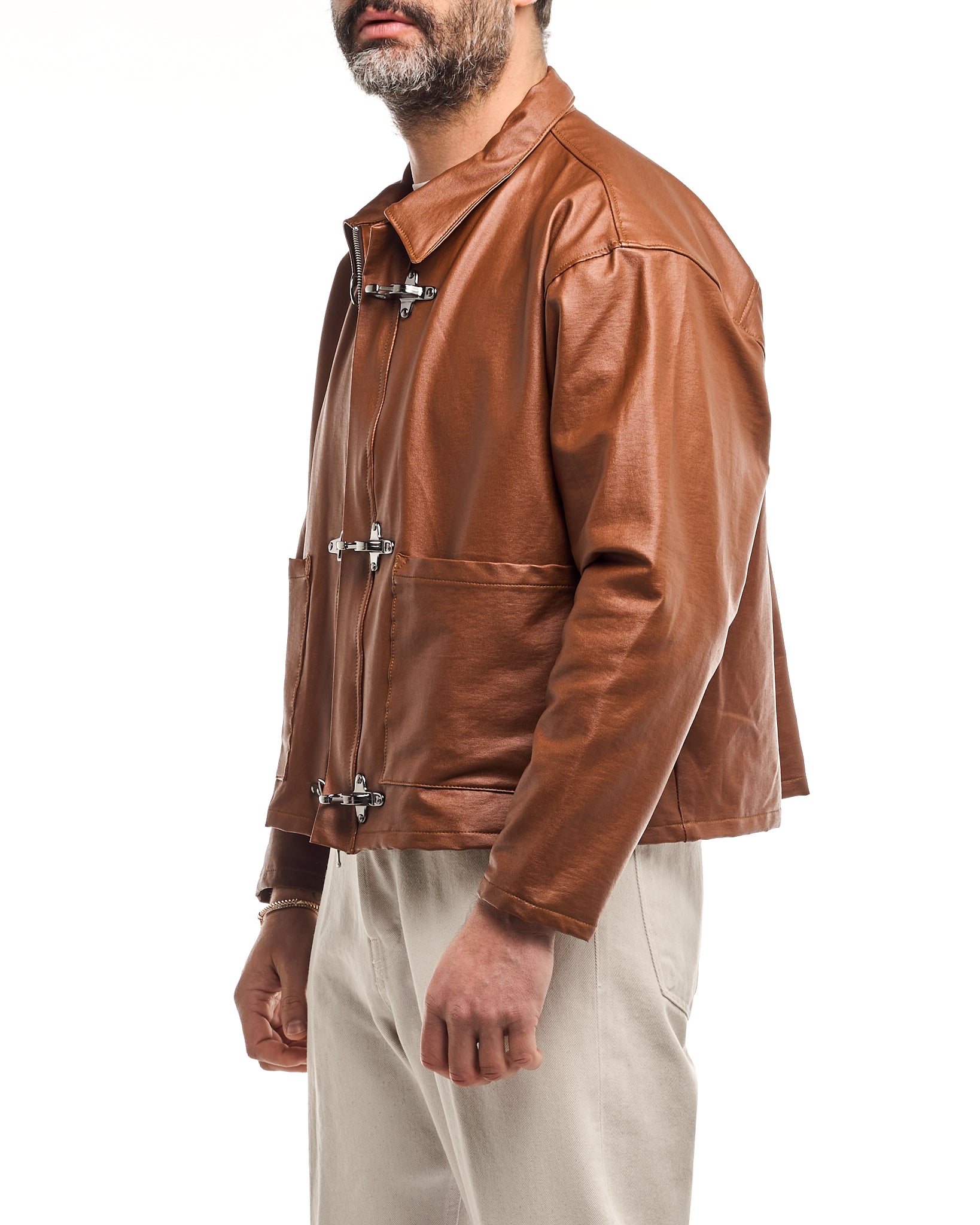 Chaqueta vaquera lavada con mosquetones blancos