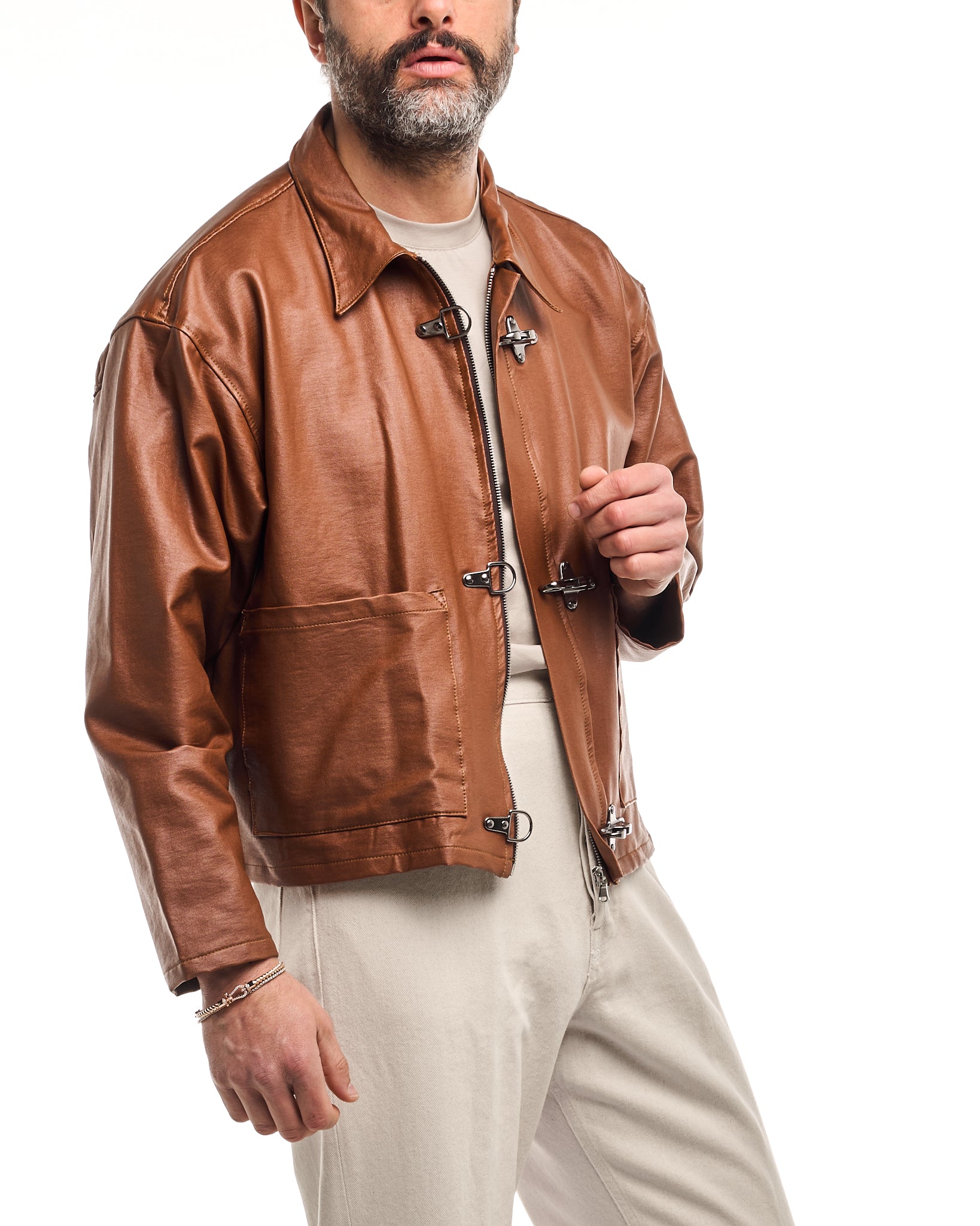 Chaqueta vaquera lavada con mosquetones blancos