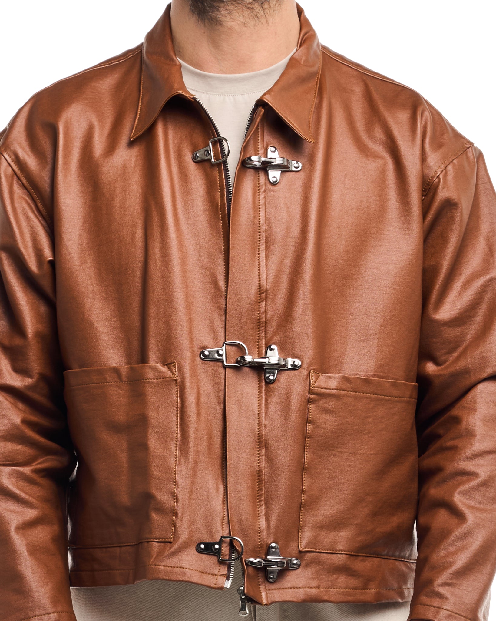 Chaqueta vaquera lavada con mosquetones blancos