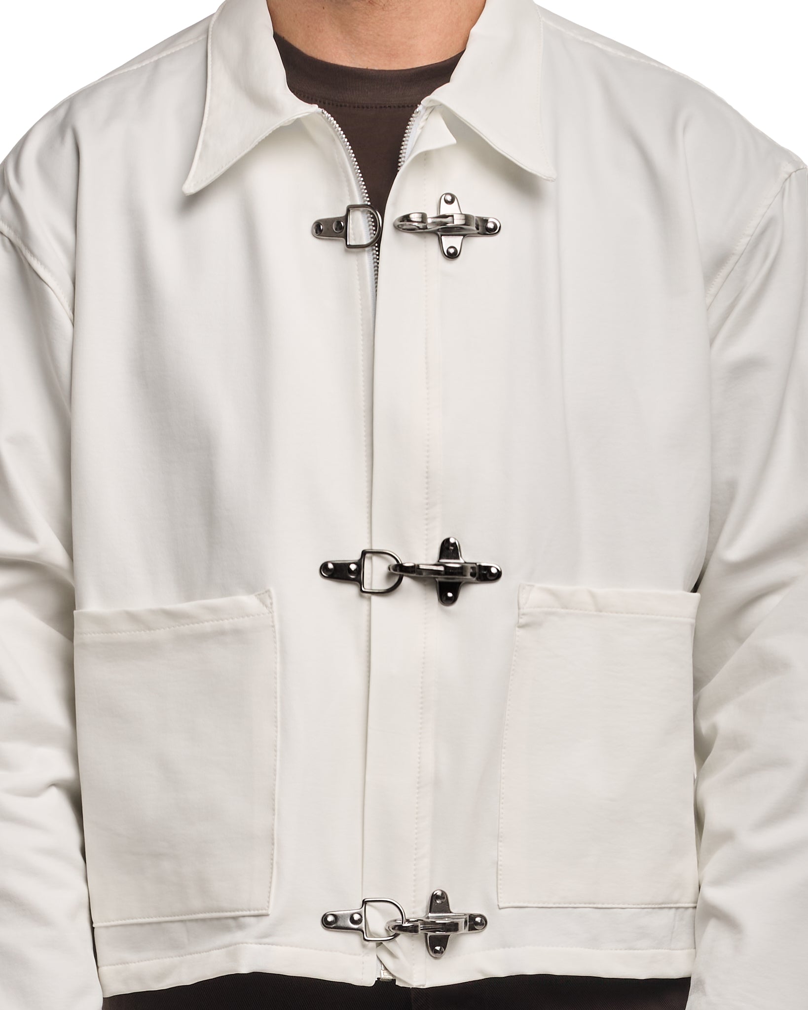 Chaqueta vaquera lavada con mosquetones blancos