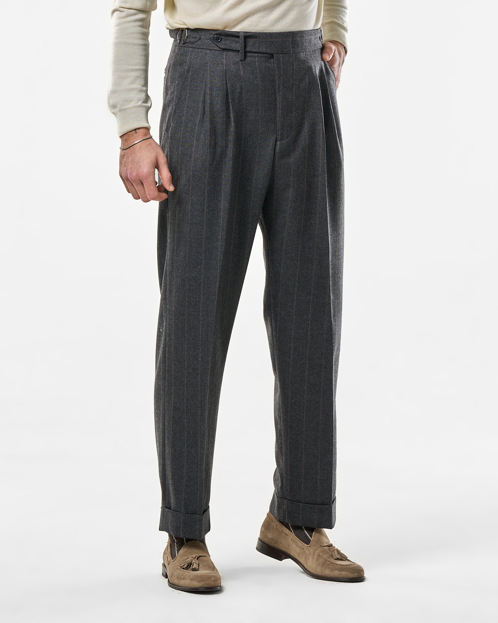 Pantalone Fondo Ampio e Fibbie Laterali in Lana Gessato Grigio Scuro e Moro Bellagio