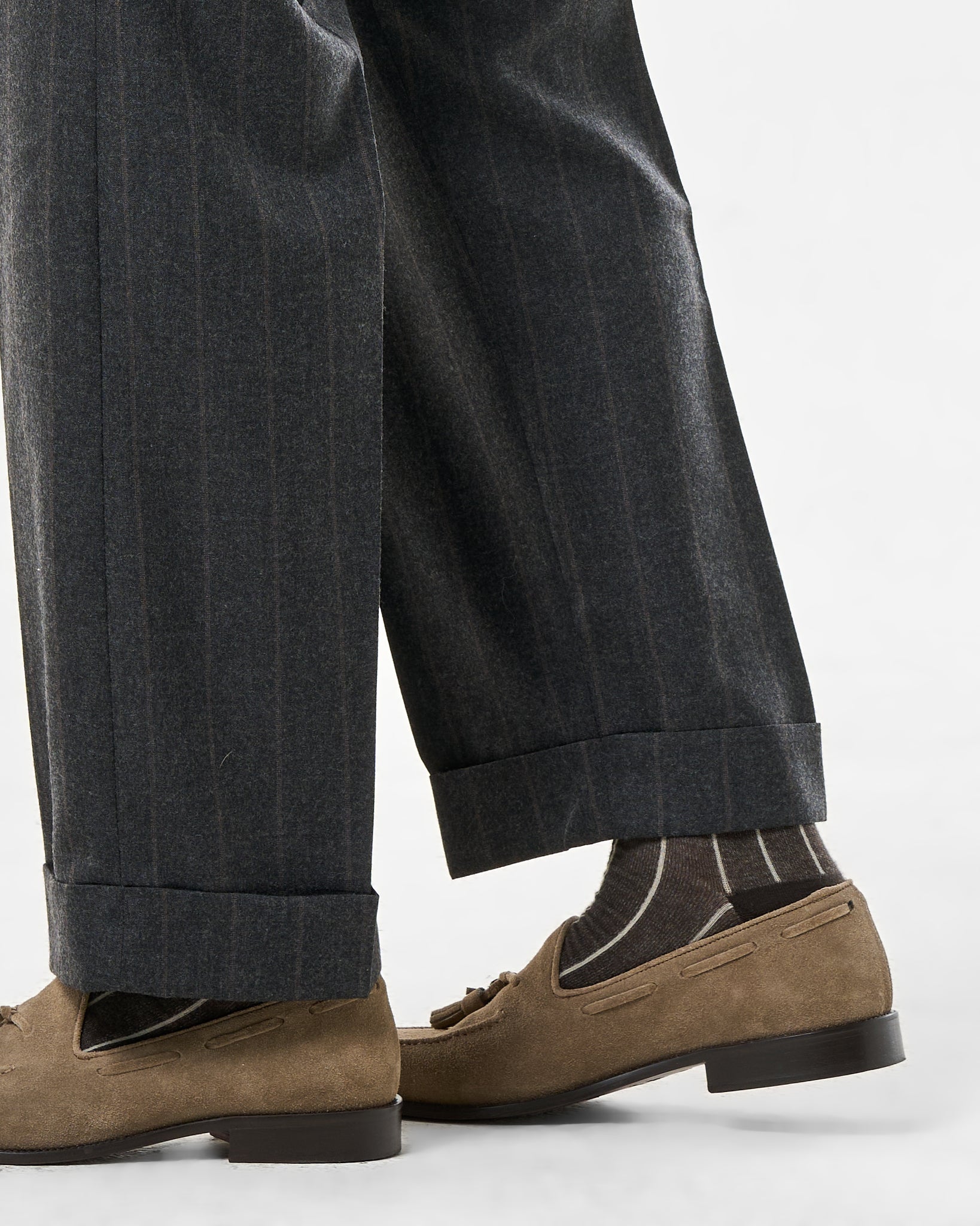 Pantalone Fondo Ampio e Fibbie Laterali in Lana Gessato Grigio Scuro e Moro Bellagio