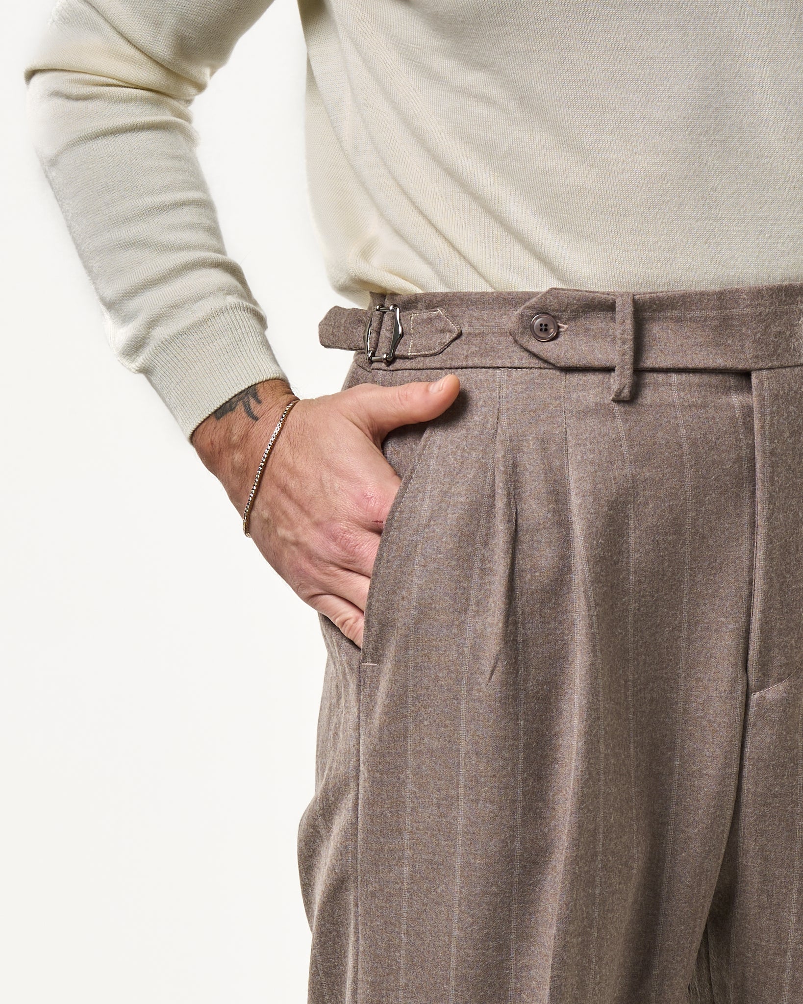 Pantalone Fondo Ampio e Fibbie Laterali in Lana Gessato Moro e Panna Vietri