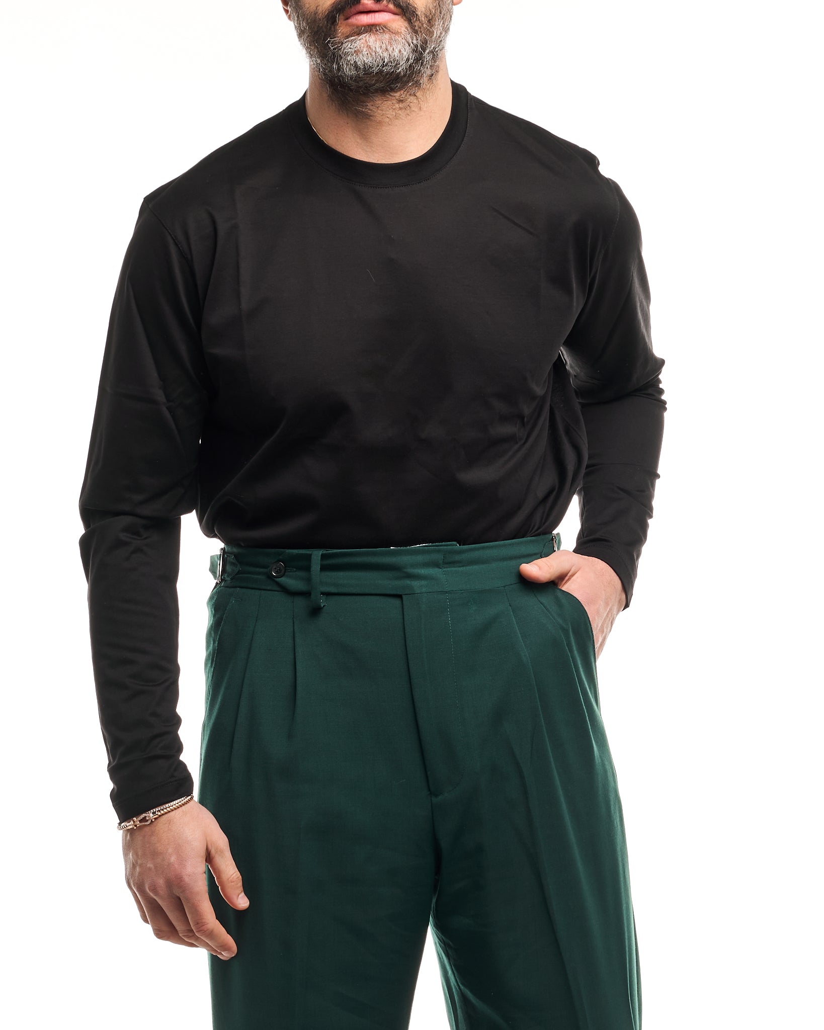 Camisa de manga larga y cuello redondo de corte regular en color negro con hilo escocés.