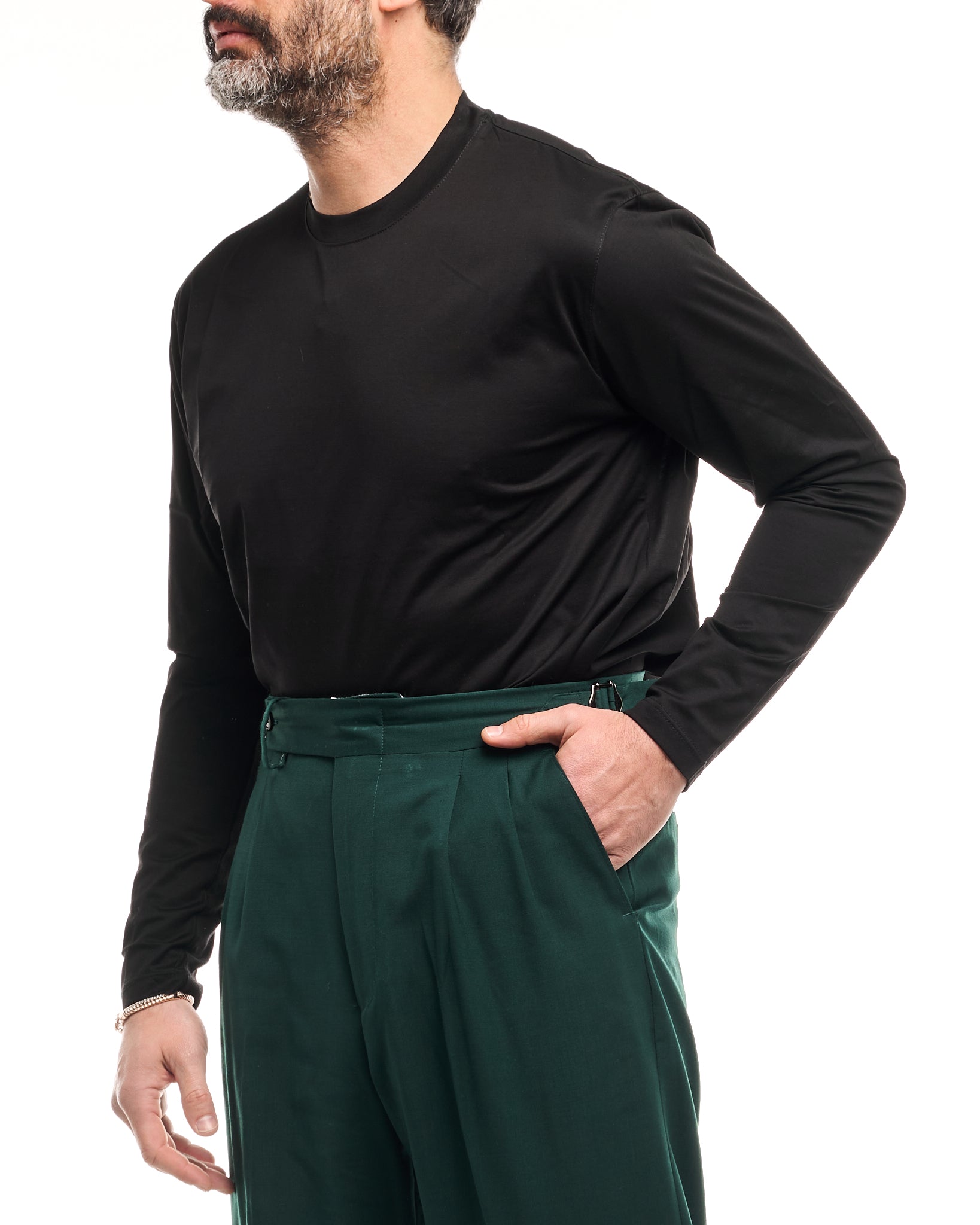 Camisa de manga larga y cuello redondo de corte regular en color negro con hilo escocés.