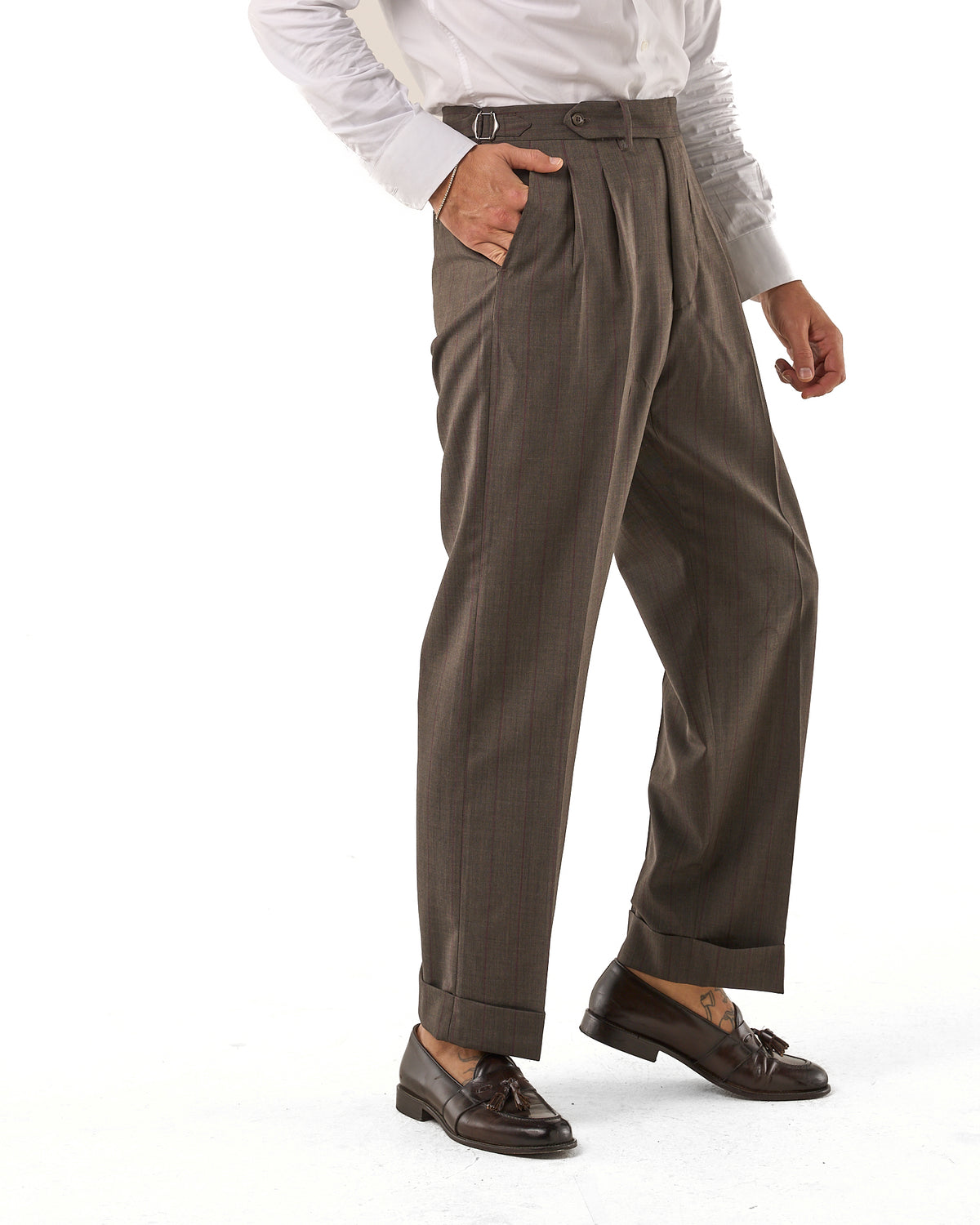 Pantalones Siena de pierna ancha color marrón oscuro con hebillas laterales