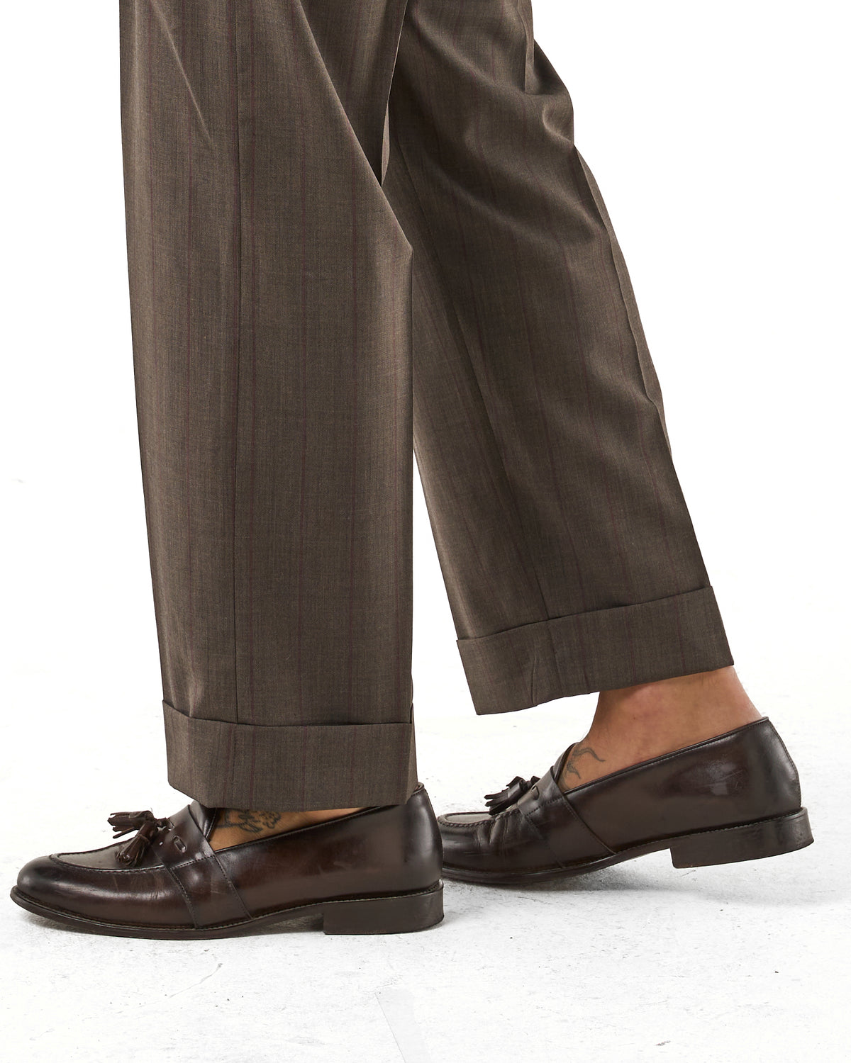 Pantalones Siena de pierna ancha color marrón oscuro con hebillas laterales
