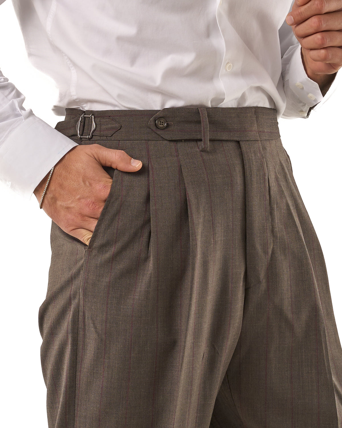 Pantalones Siena de pierna ancha color marrón oscuro con hebillas laterales