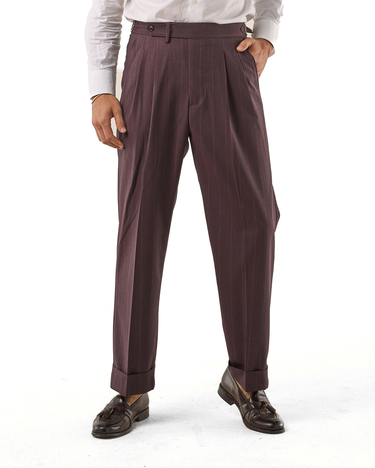 Pantalones de pernera ancha color ciruela con rayas beige y hebillas laterales.