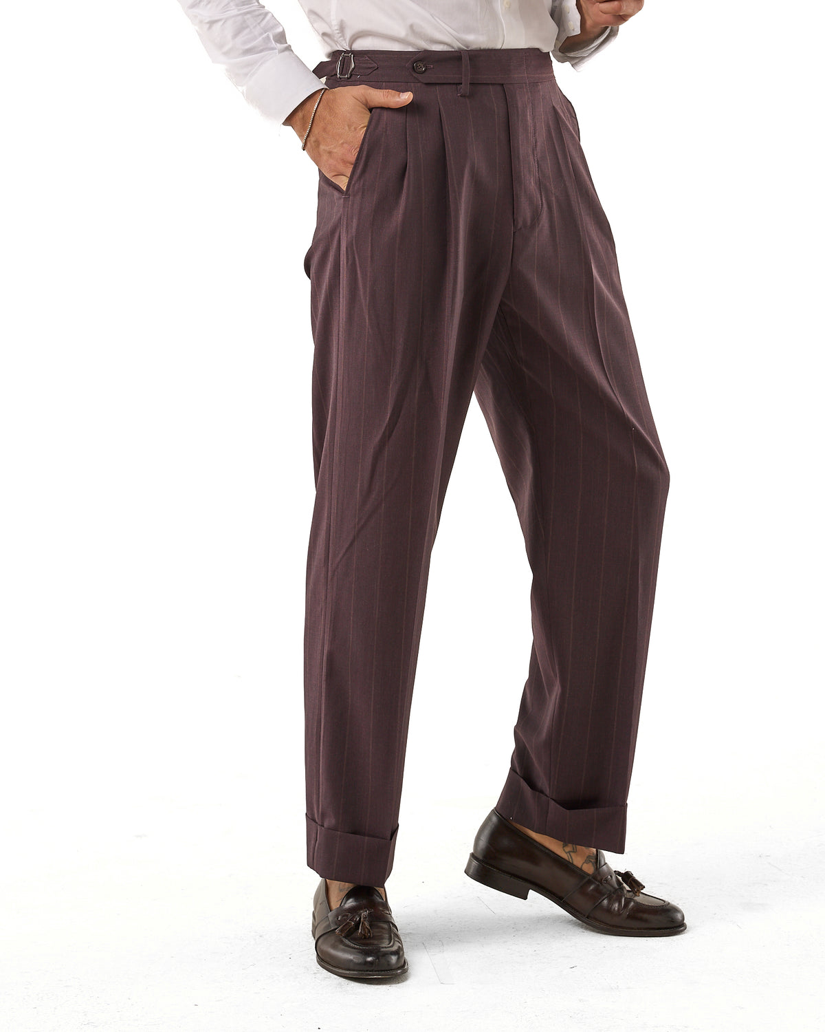 Pantalones de pernera ancha color ciruela con rayas beige y hebillas laterales.