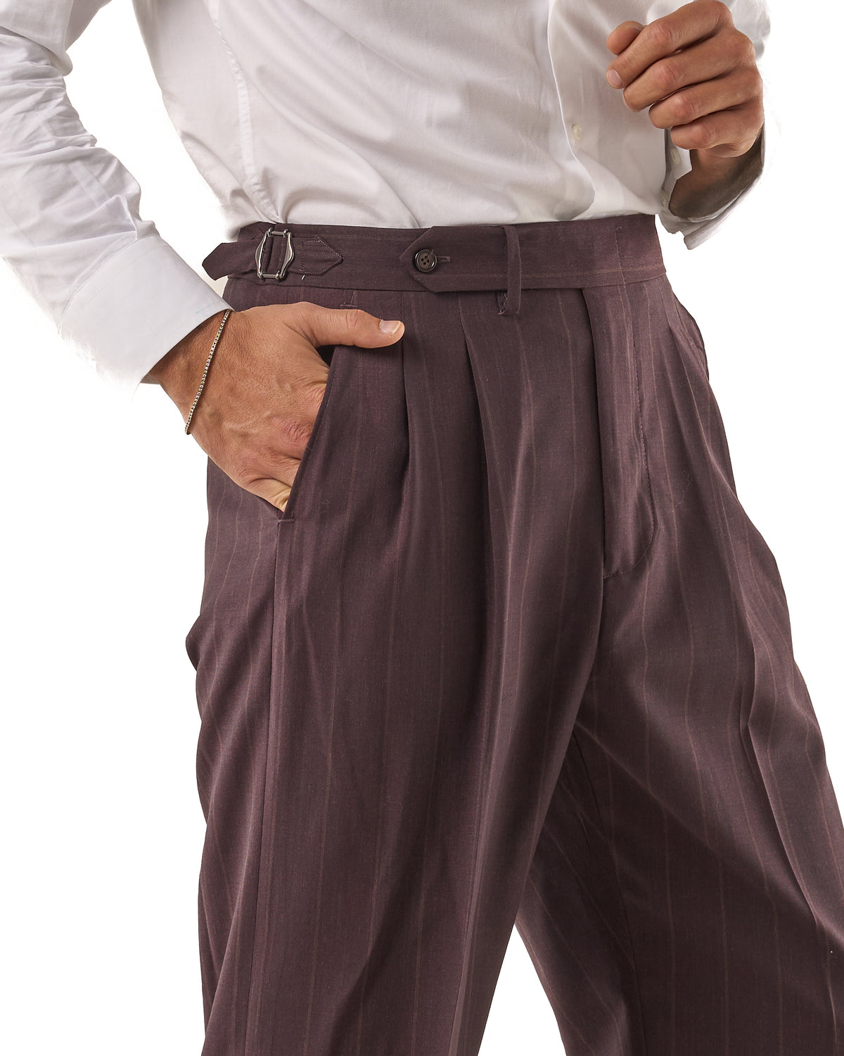 Pantalones de pernera ancha color ciruela con rayas beige y hebillas laterales.