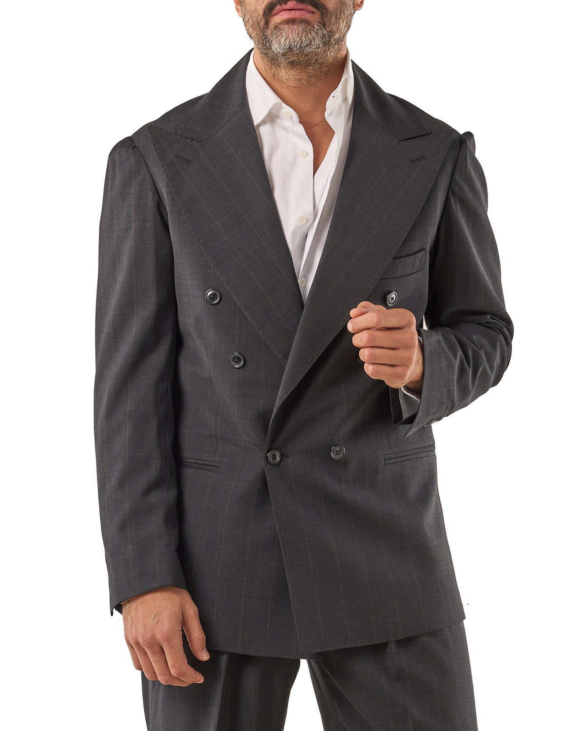 Chaqueta gris humo a rayas finas de color marrón oscuro.