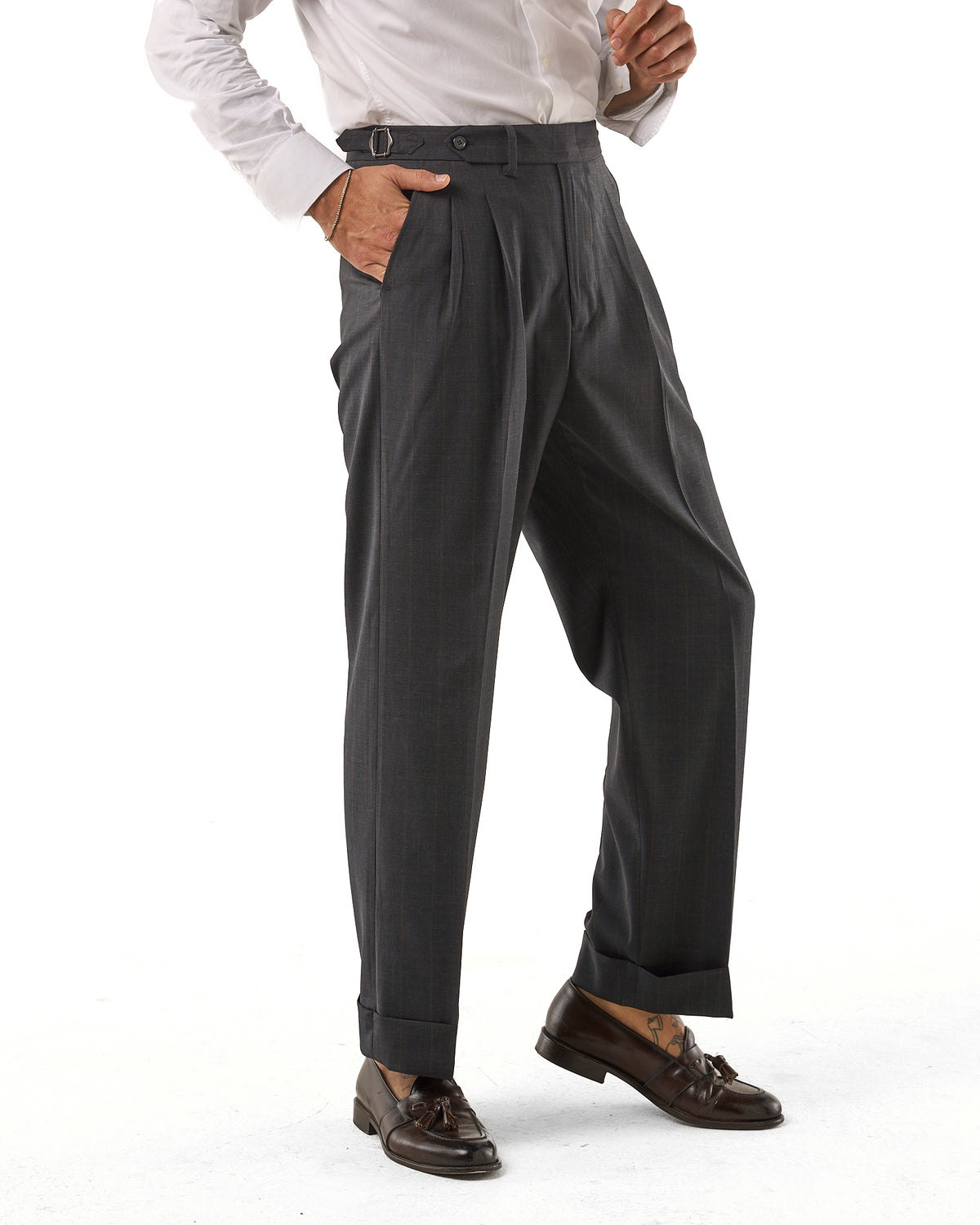 Pantalones de pernera ancha con hebillas laterales – Gris carbón a rayas diplomáticas con raya marrón oscuro