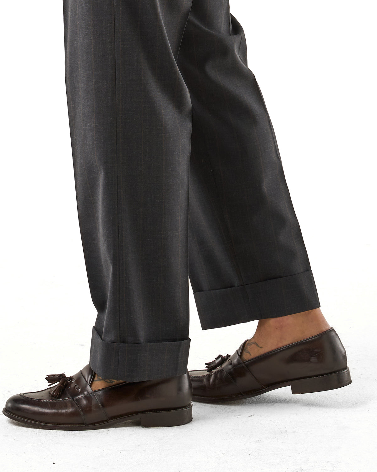 Pantalones de pernera ancha con hebillas laterales – Gris carbón a rayas diplomáticas con raya marrón oscuro