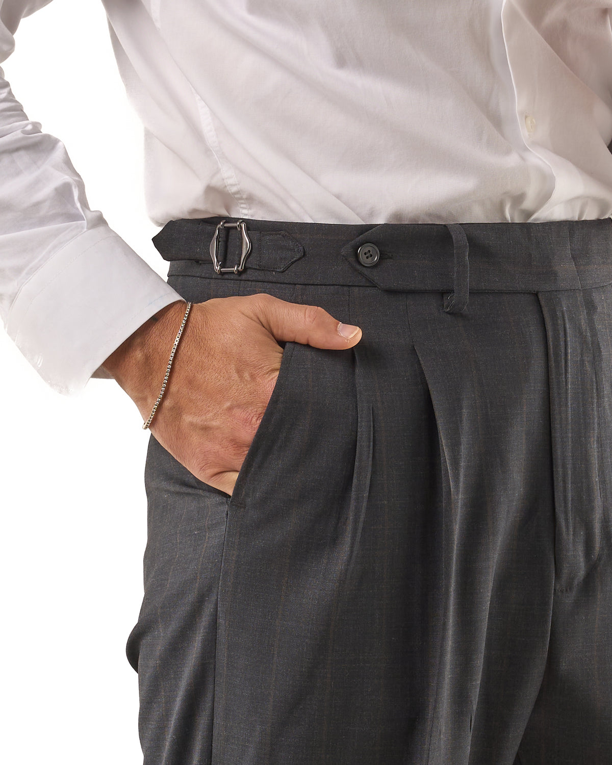 Pantalones de pernera ancha con hebillas laterales – Gris carbón a rayas diplomáticas con raya marrón oscuro
