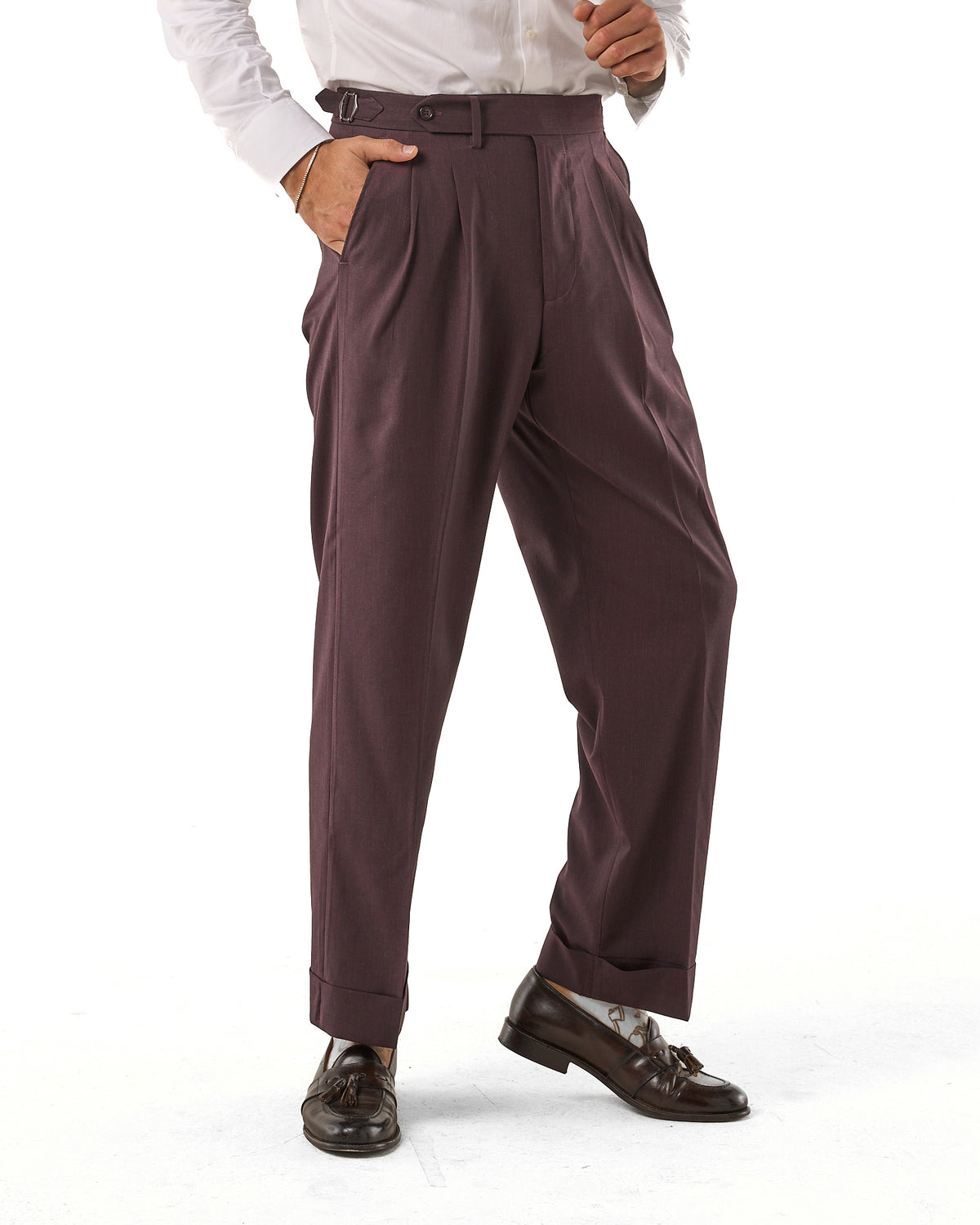 Pantalones de pernera ancha color ciruela y hebillas laterales.