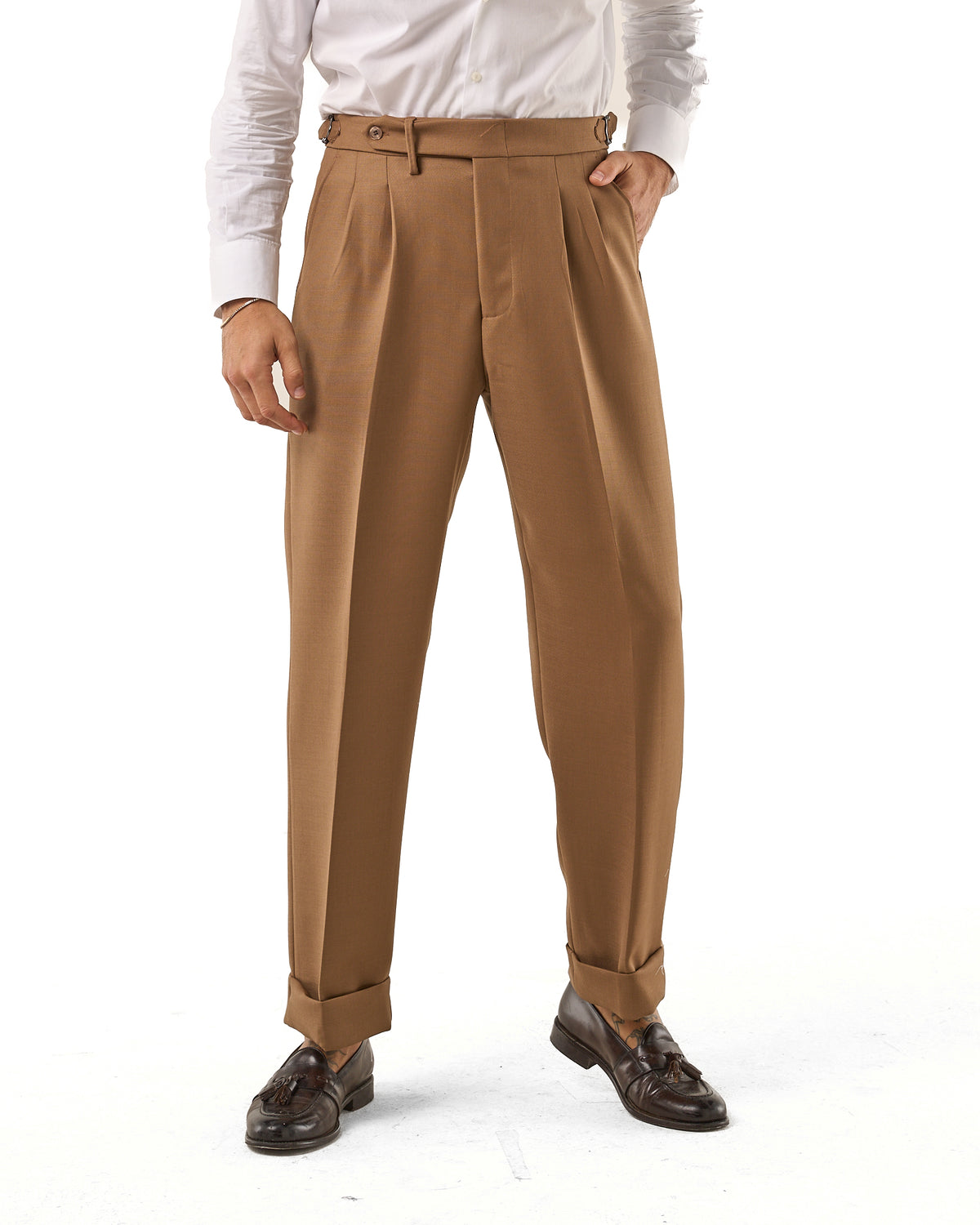 Pantalones de pernera ancha color camel con hebillas laterales diagonales