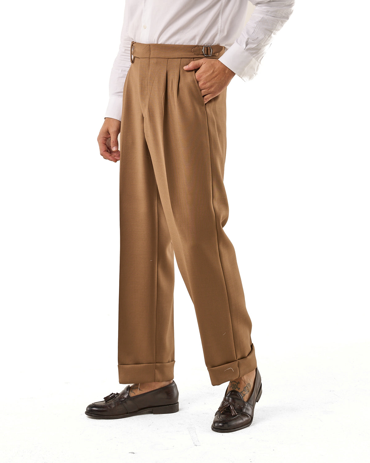 Pantalones de pernera ancha color camel con hebillas laterales diagonales