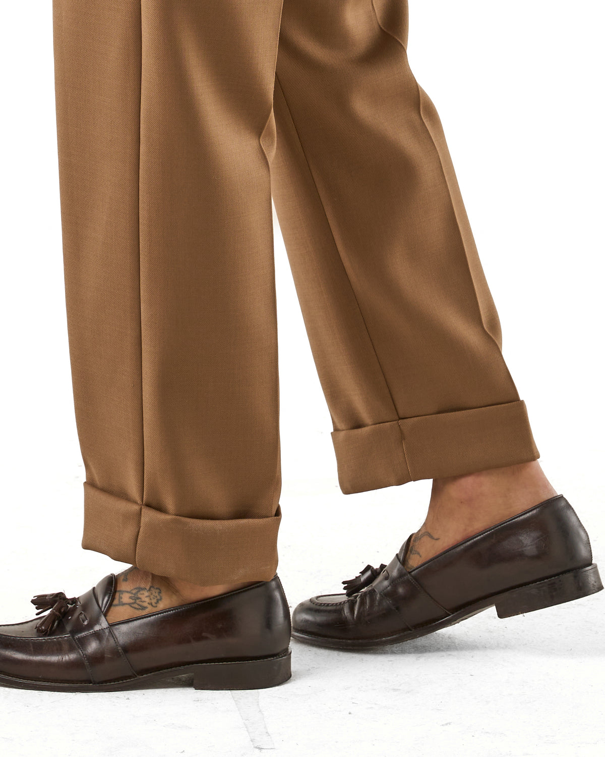 Pantalones de pernera ancha color camel con hebillas laterales diagonales