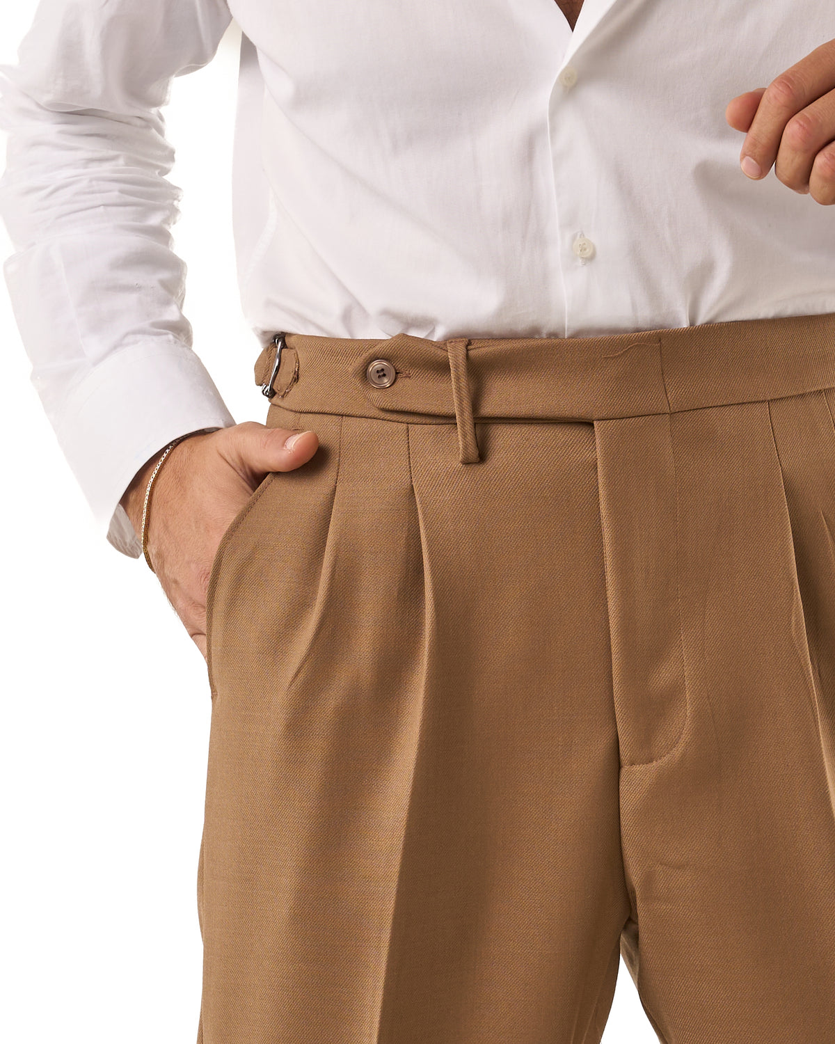 Pantalones de pernera ancha color camel con hebillas laterales diagonales
