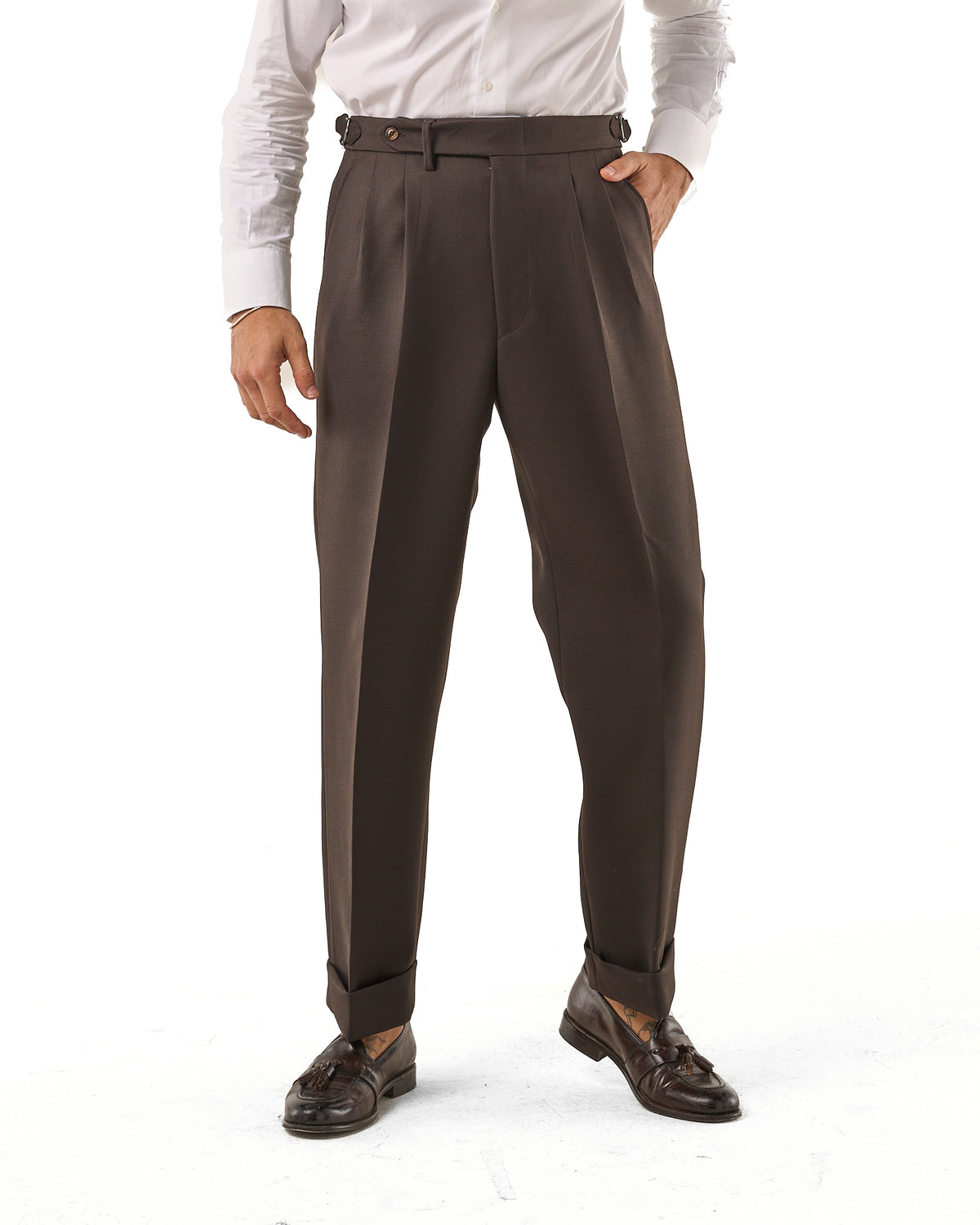 Pantalones de pernera ancha en marrón oscuro con hebillas laterales en diagonal.